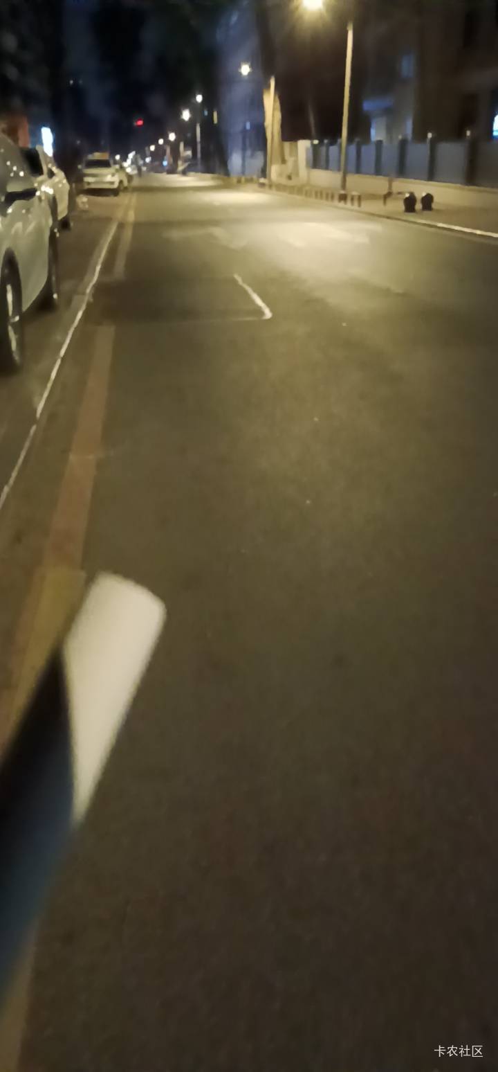 大雨刚停 但6.5级大风一直在吹 兜里唯一的一根烟想了又想 拿出来抽了 这特么大风的确40 / 作者:买辣椒也用券 / 