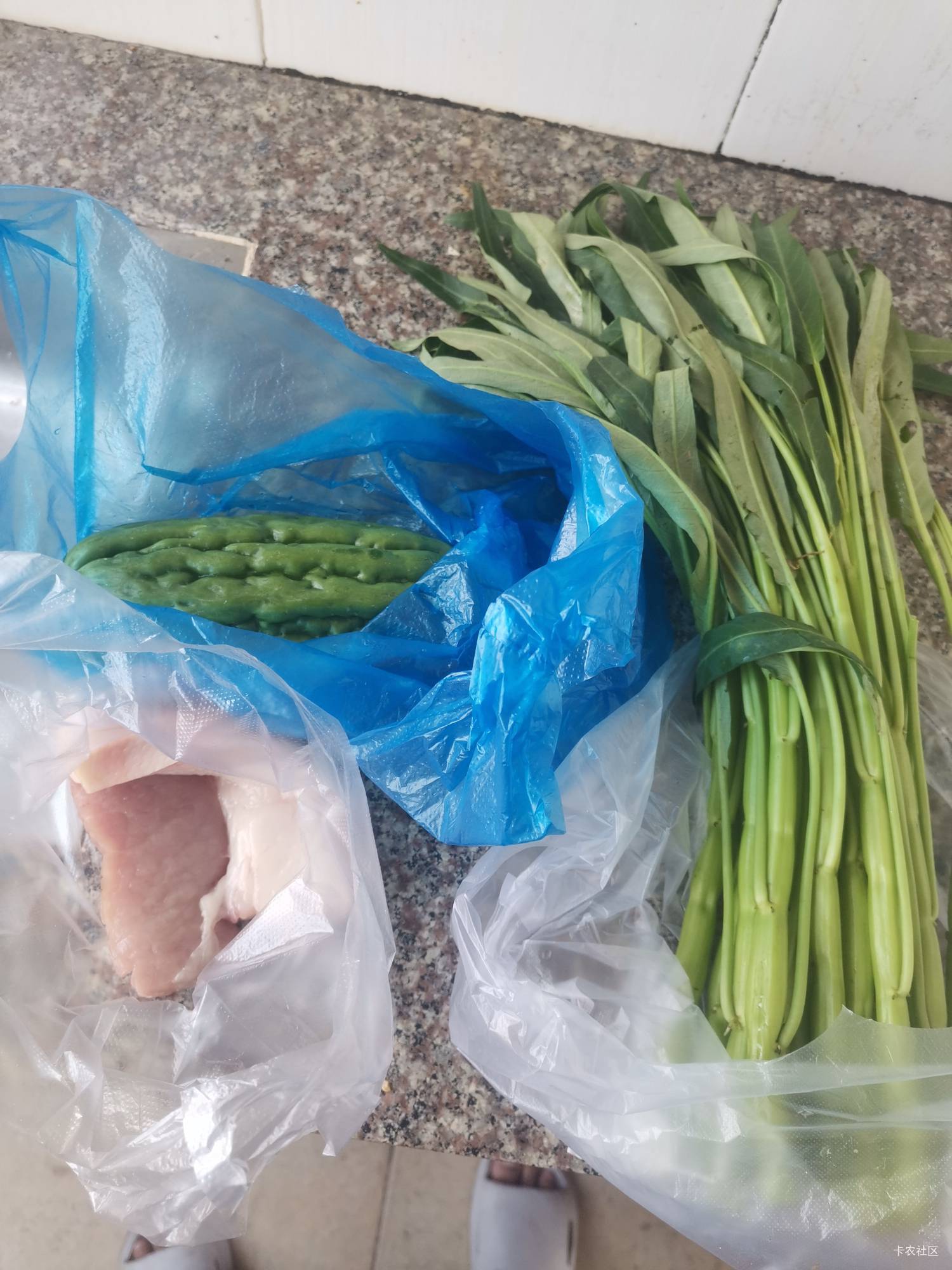 4.5的肉，1.2的苦瓜，1的空心菜，还是比不过老哥们几毛钱吃一顿的外卖啊，就这里，我17 / 作者:保安丶丶 / 
