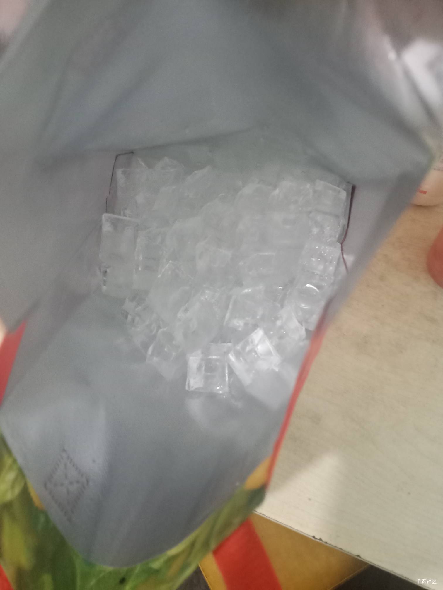东子1.2元打包费买的蜜雪到了，还放了差不多2斤的冰块，打包很用心。


38 / 作者:春风不在了 / 