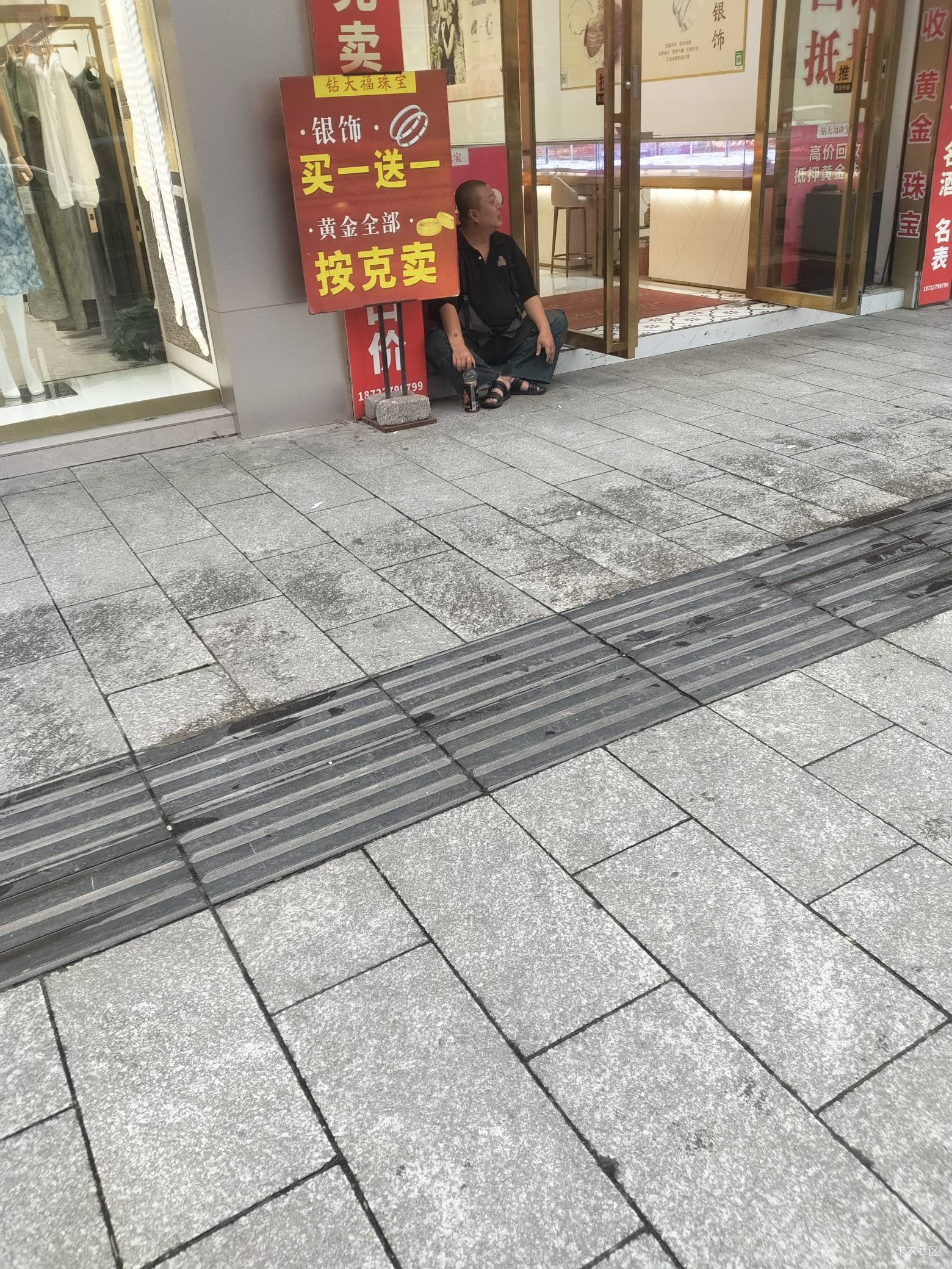这位老哥是不是精神失常了，一直坐那里傻笑

47 / 作者:yb230102 / 