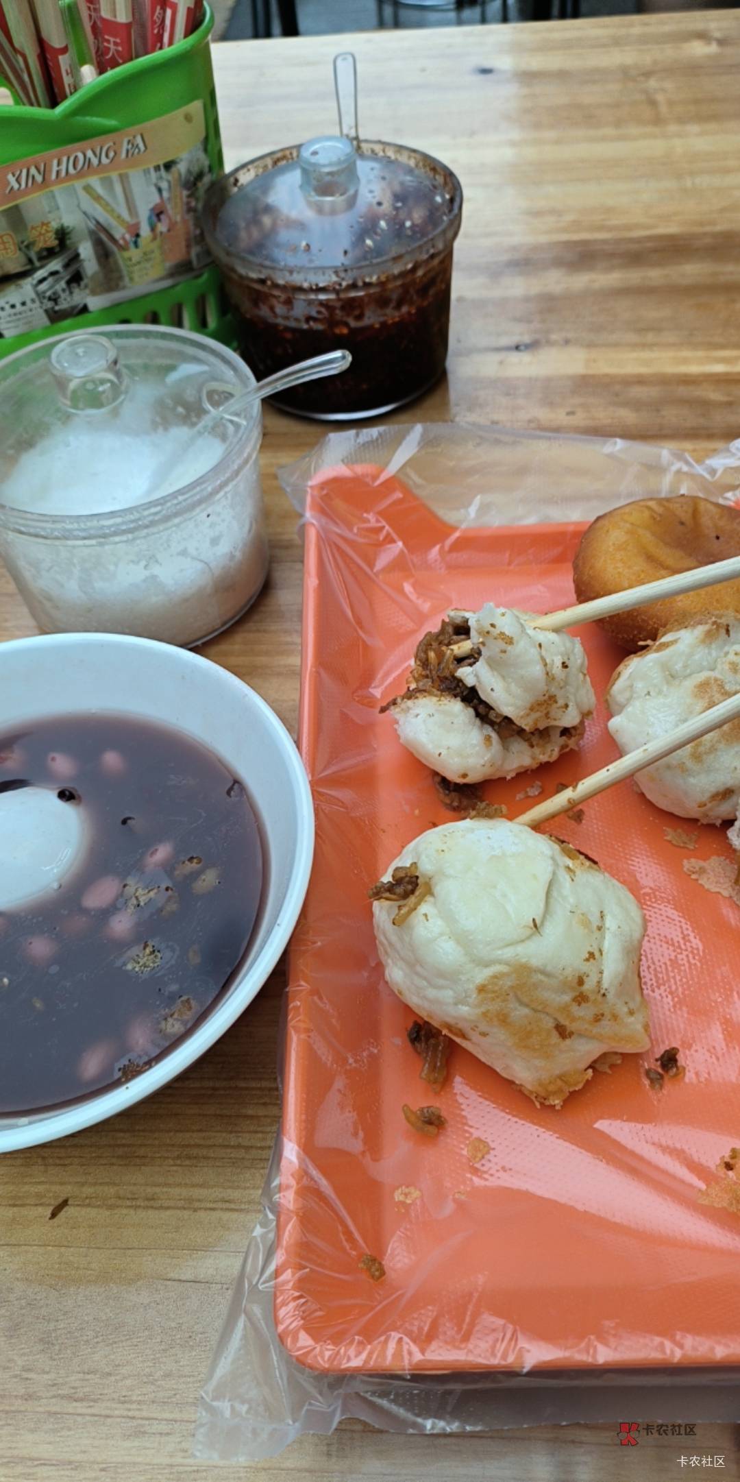 早上汤粉或者是包子豆浆
中午黄焖鸡米饭或者是小碗菜
晚上煲仔饭或者是猪脚饭


88 / 作者:桃园三坑刘阿满 / 
