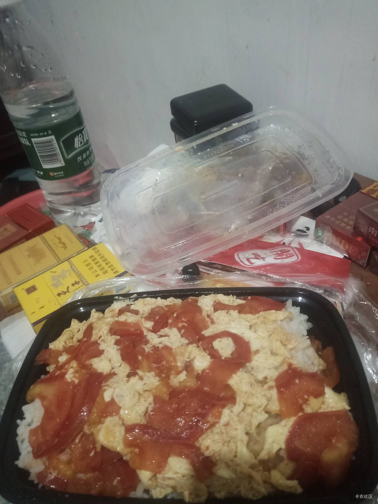 也是吃上了，西红柿炒鸡蛋盖饭，最近口腔溃疡，嘴里好疼，西红柿补充维生素

99 / 作者:晒晒月亮 / 