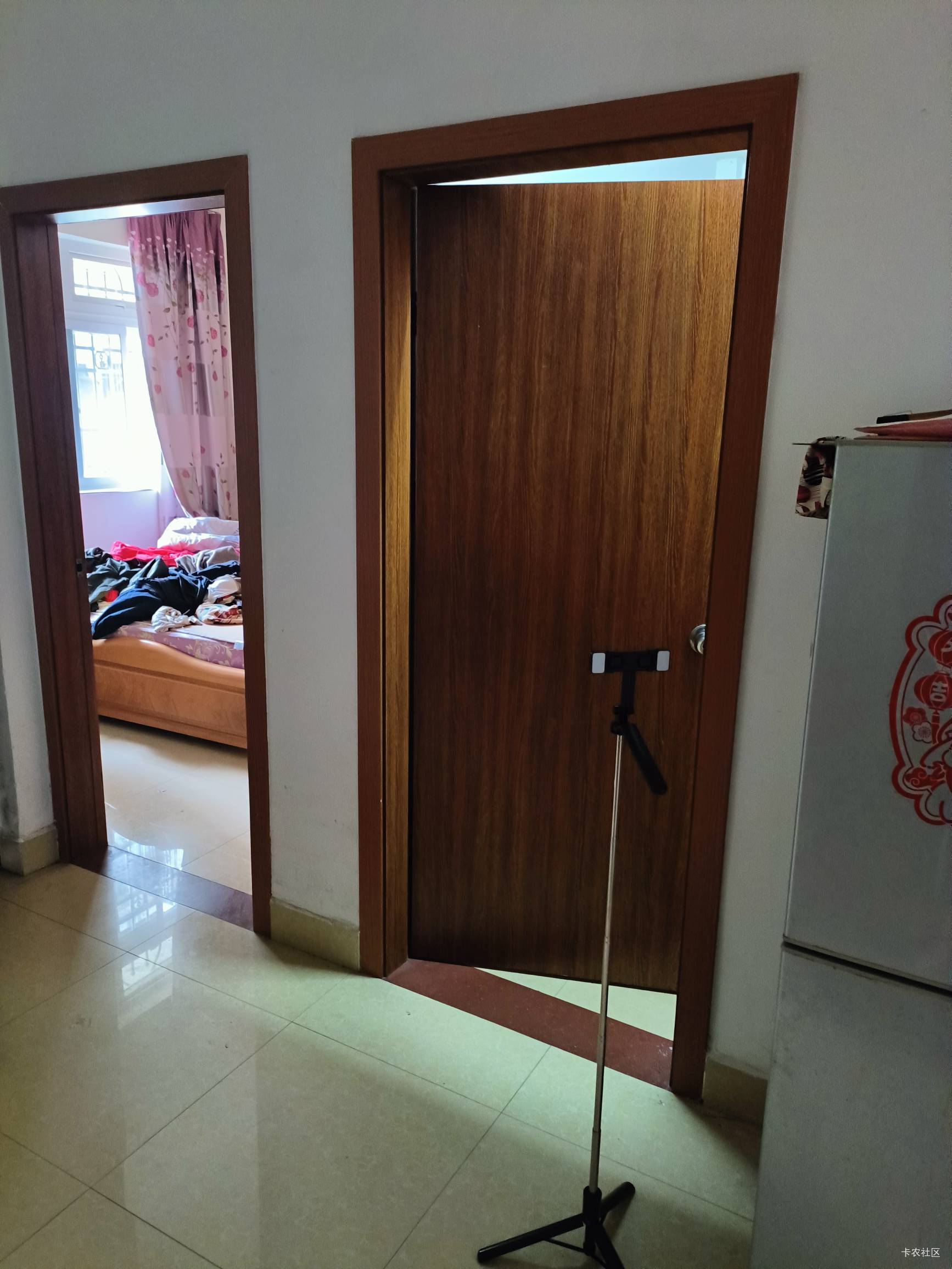 跟老哥合租，今天发现他房间这样


像猪窝，他天天送几单外卖他就收工


87 / 作者:小杨变老杨 / 