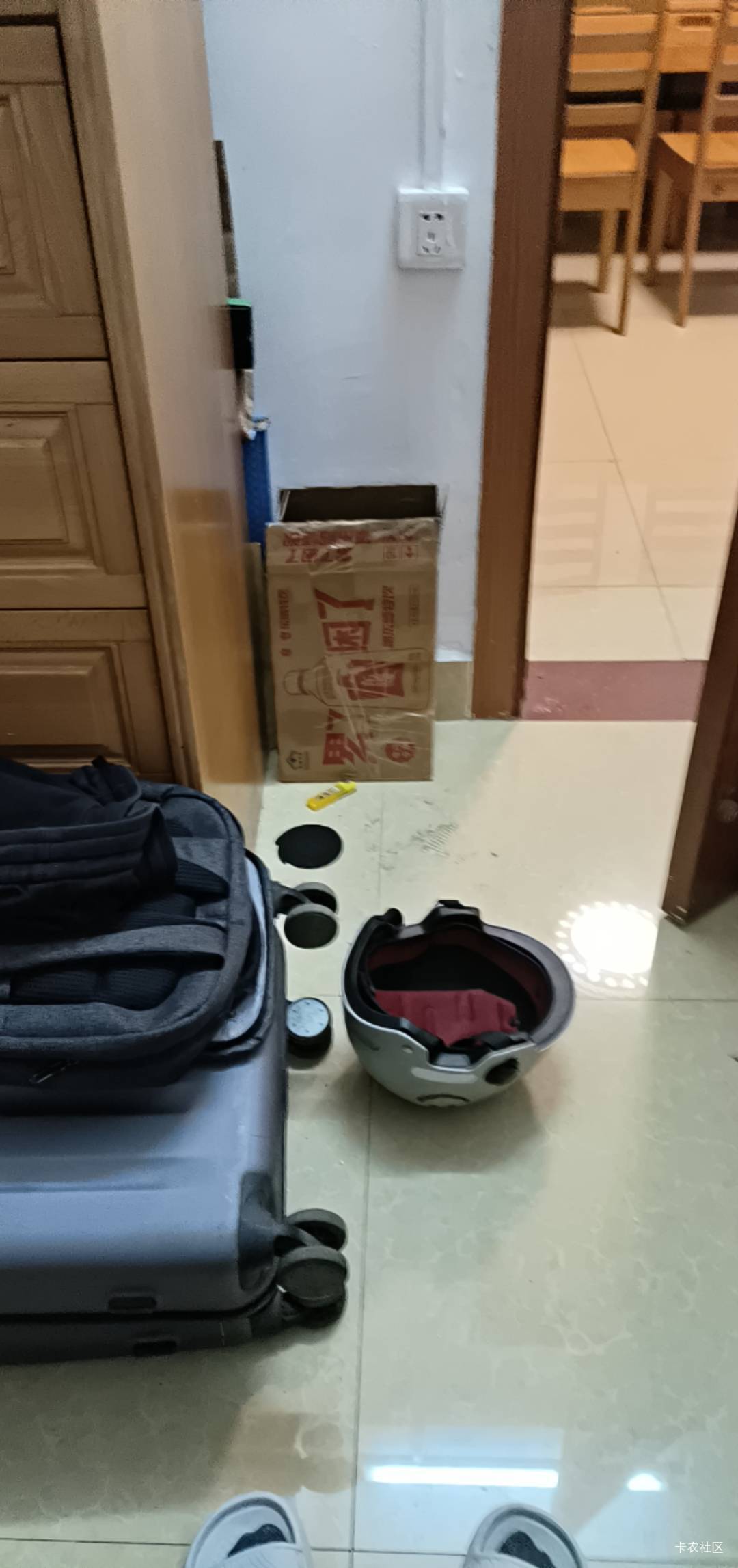 跟老哥合租，今天发现他房间这样


像猪窝，他天天送几单外卖他就收工


90 / 作者:小杨变老杨 / 