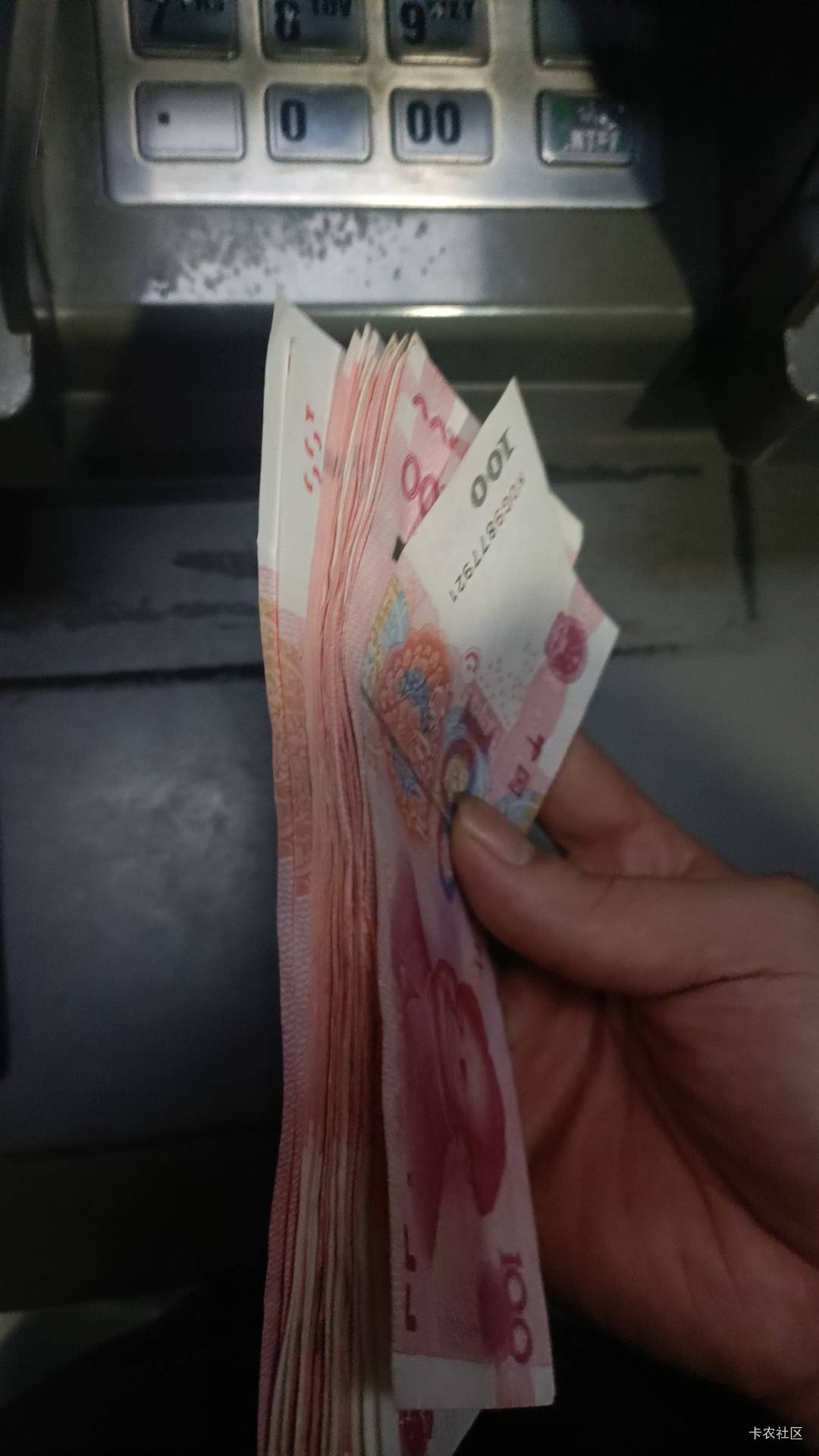 红了点，马上去银行取现金。怕半夜上头


71 / 作者:撸毛老哥 / 