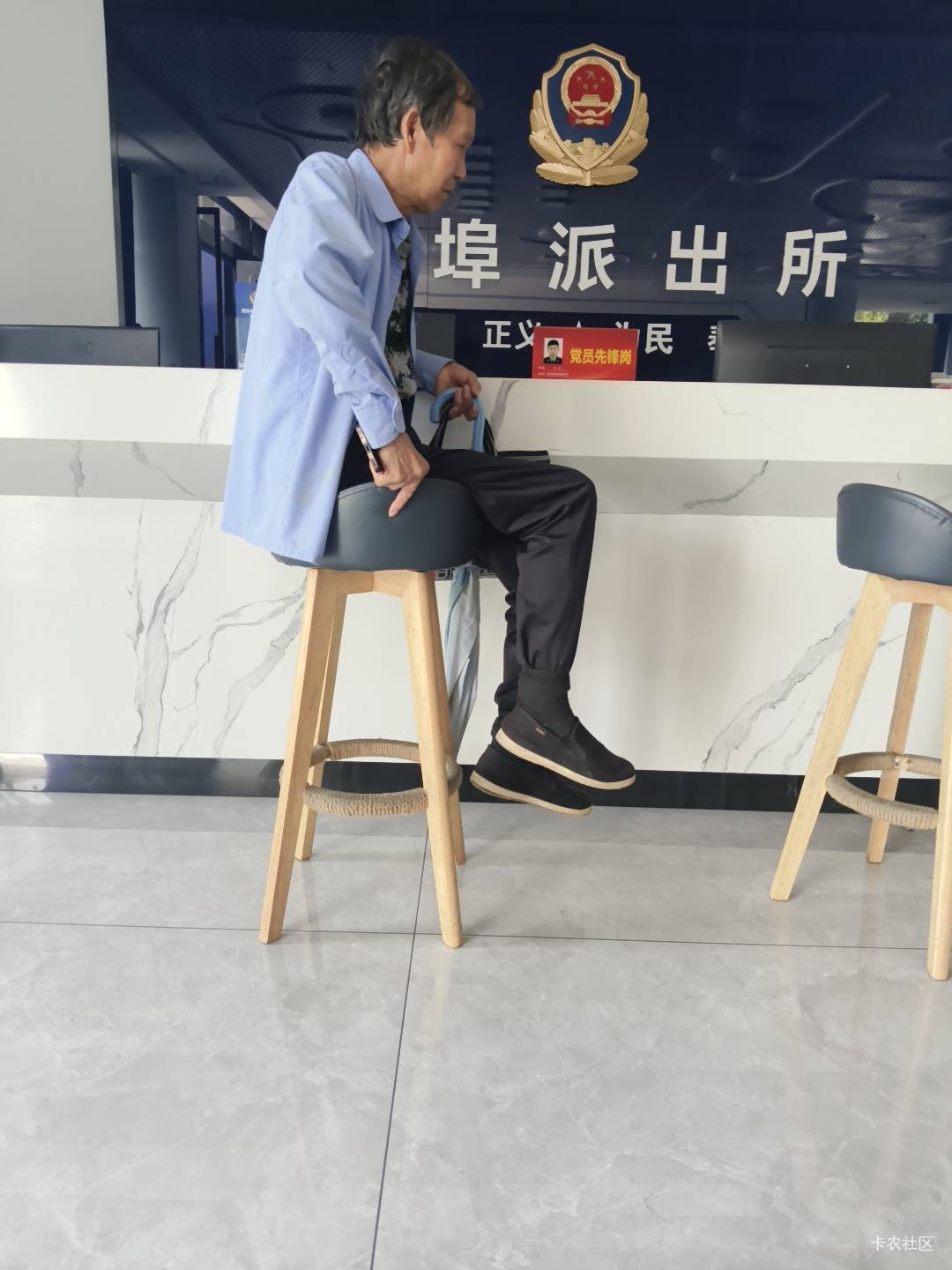 老哥们，我到派出所报警了，事情是这样的，喔骑电动车在最边上，他给我按喇叭，我就骂5 / 作者:我呢我呢手机 / 