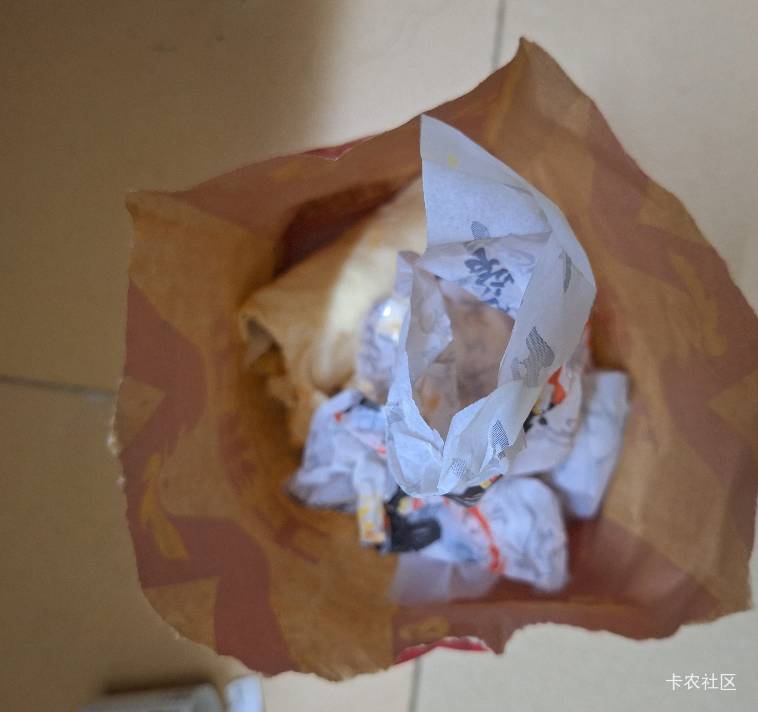 华莱士真难吃，吃两口就吃不下了，老哥们避雷还好可乐能喝，免单一杯可乐美滋滋

65 / 作者:酷奇57 / 