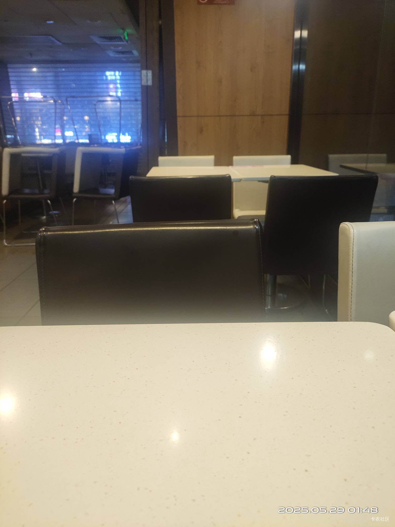肯德基没电充手机，一会又要背个包找地方充电

99 / 作者:百事可乐k / 