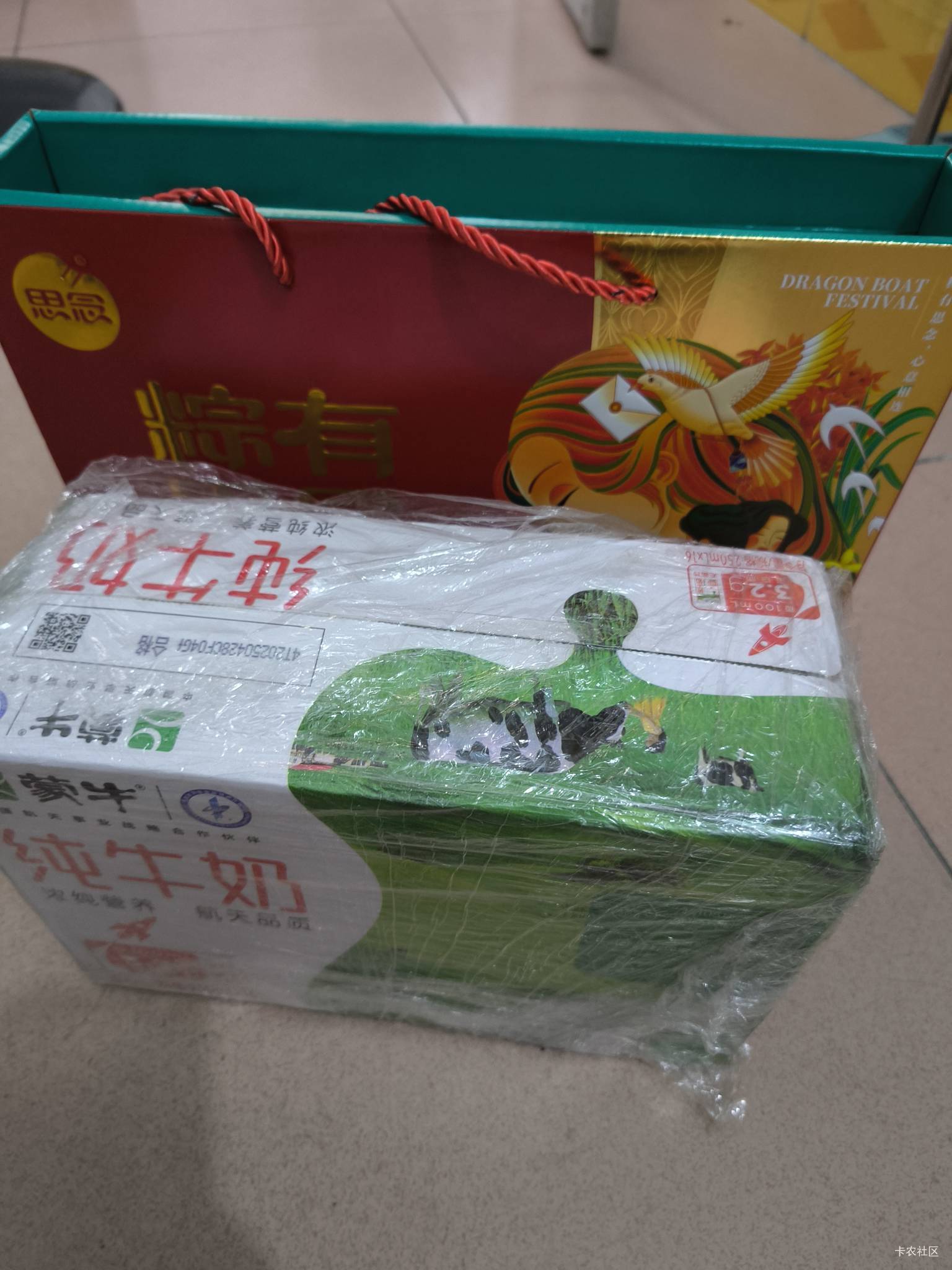 做了一个星期的临时工，也能混到10个粽子和一箱牛奶

8 / 作者:胖虎^0^ / 