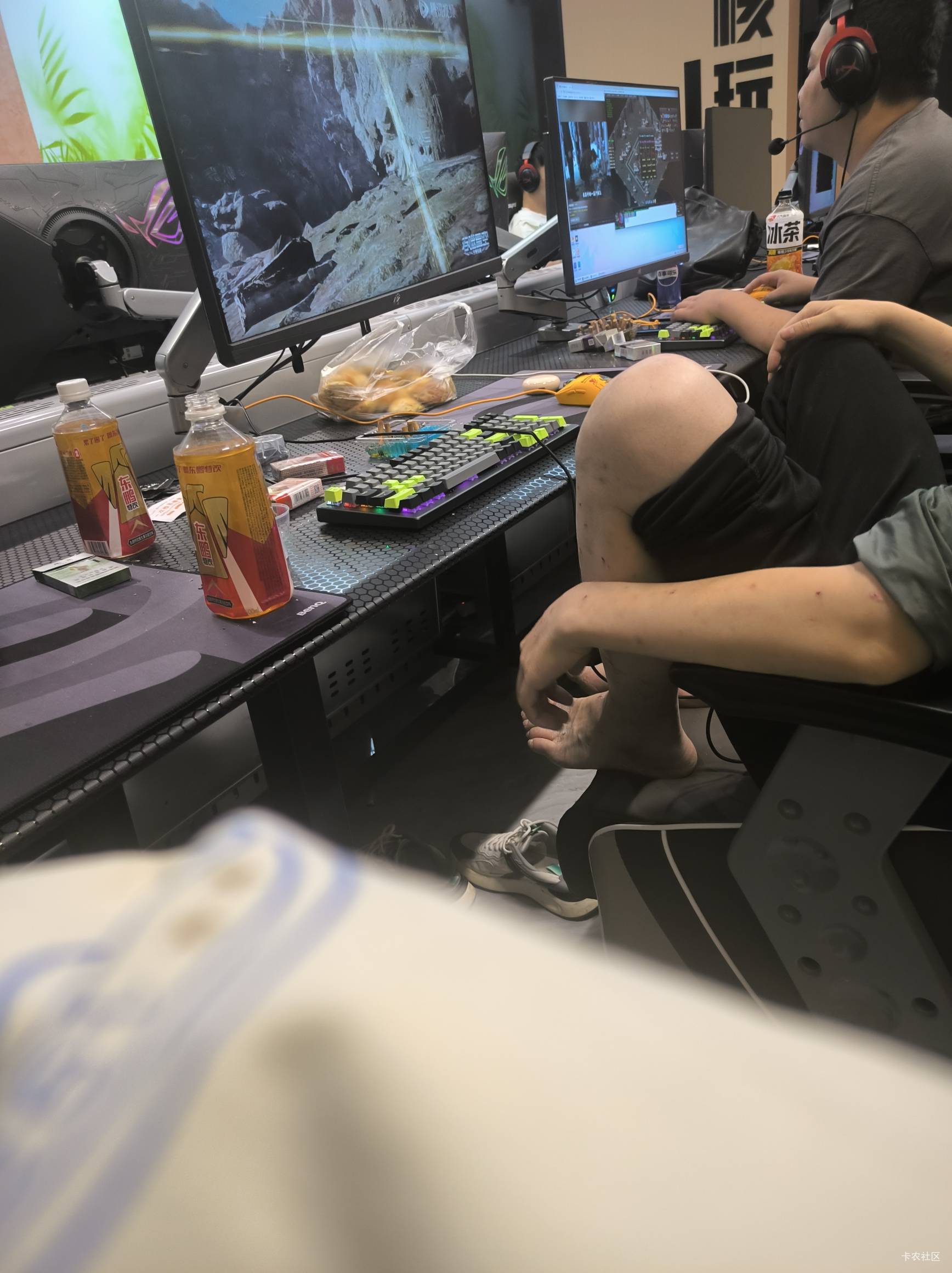 这老哥什么手上脚上全是红点，一直在我旁边挠痒，时不时怼到鼻子哪里闻一闻。。。。。87 / 作者:林夏薇 / 