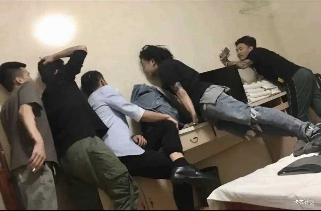 每天大清早都是硬邦邦  不知道是不是被尿憋的





54 / 作者:不伦不类很正经 / 