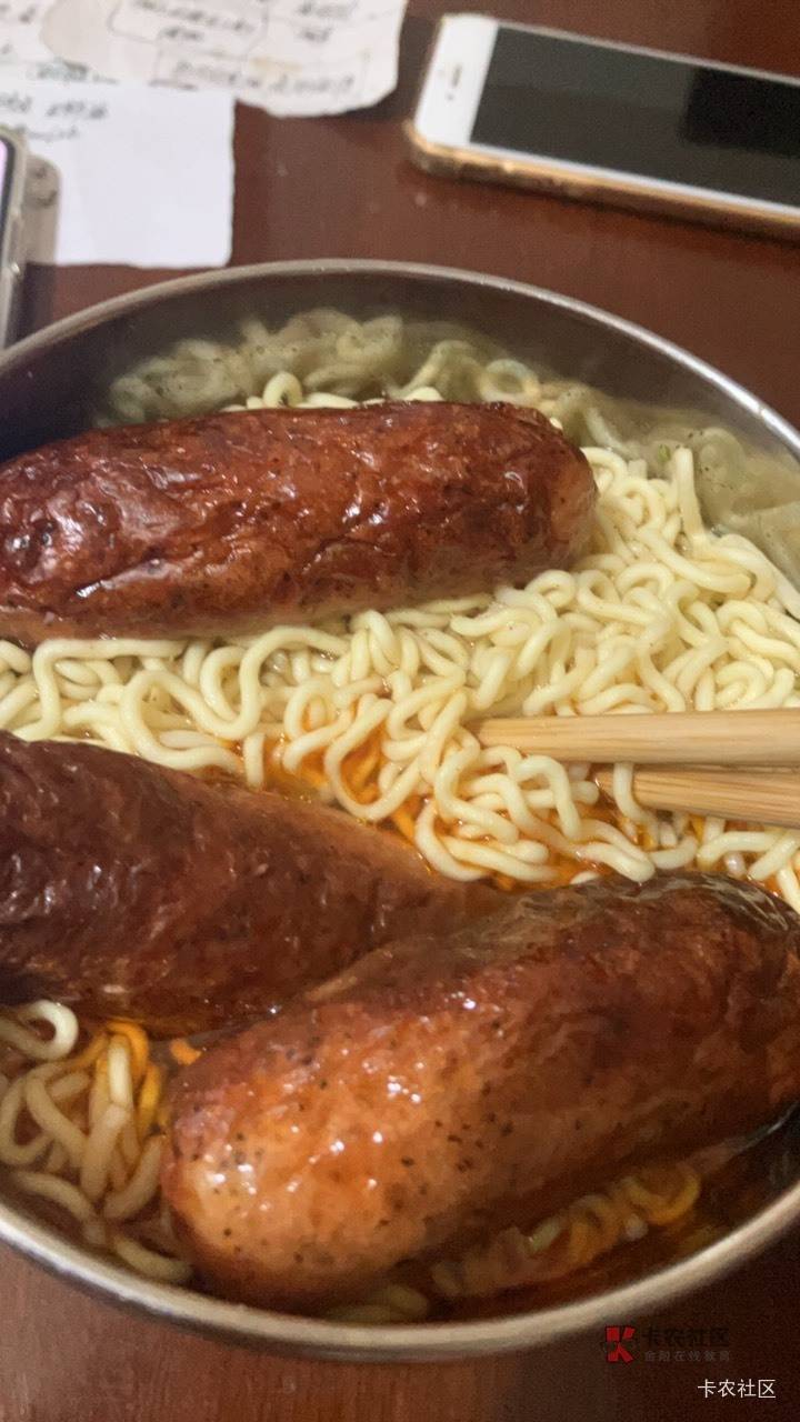 昨天下午5点睡的，刚睡醒好饿啊，外卖又贵，跑去1公里外的24小时营业店买泡面吃

18 / 作者:朱铁胆 / 