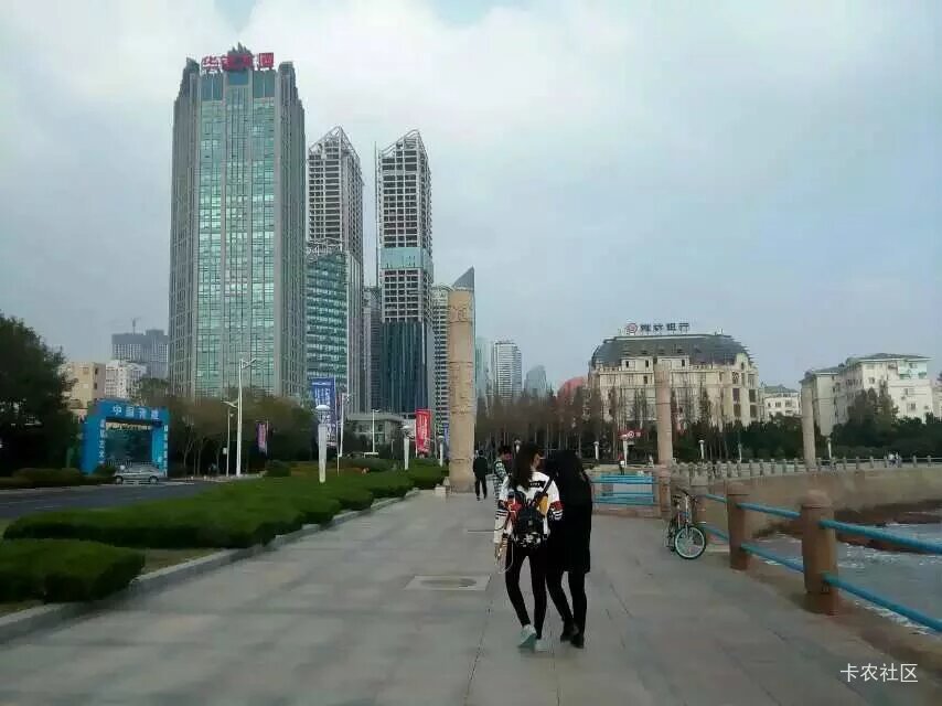 一个人喝酒，翻开QQ相册看到十一年年前我在青岛拍的照，眼睛又红了，那时我才20出头啊16 / 作者:买辣椒也用券 / 