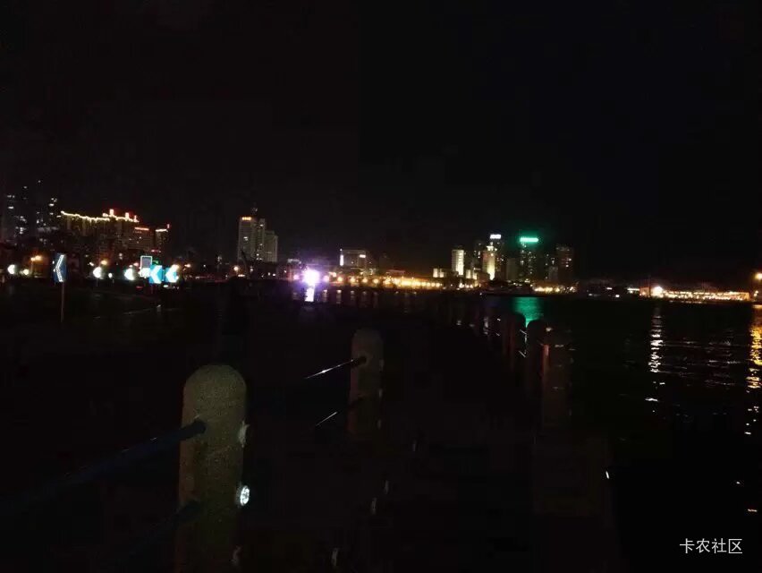 一个人喝酒，翻开QQ相册看到十一年年前我在青岛拍的照，眼睛又红了，那时我才20出头啊77 / 作者:买辣椒也用券 / 