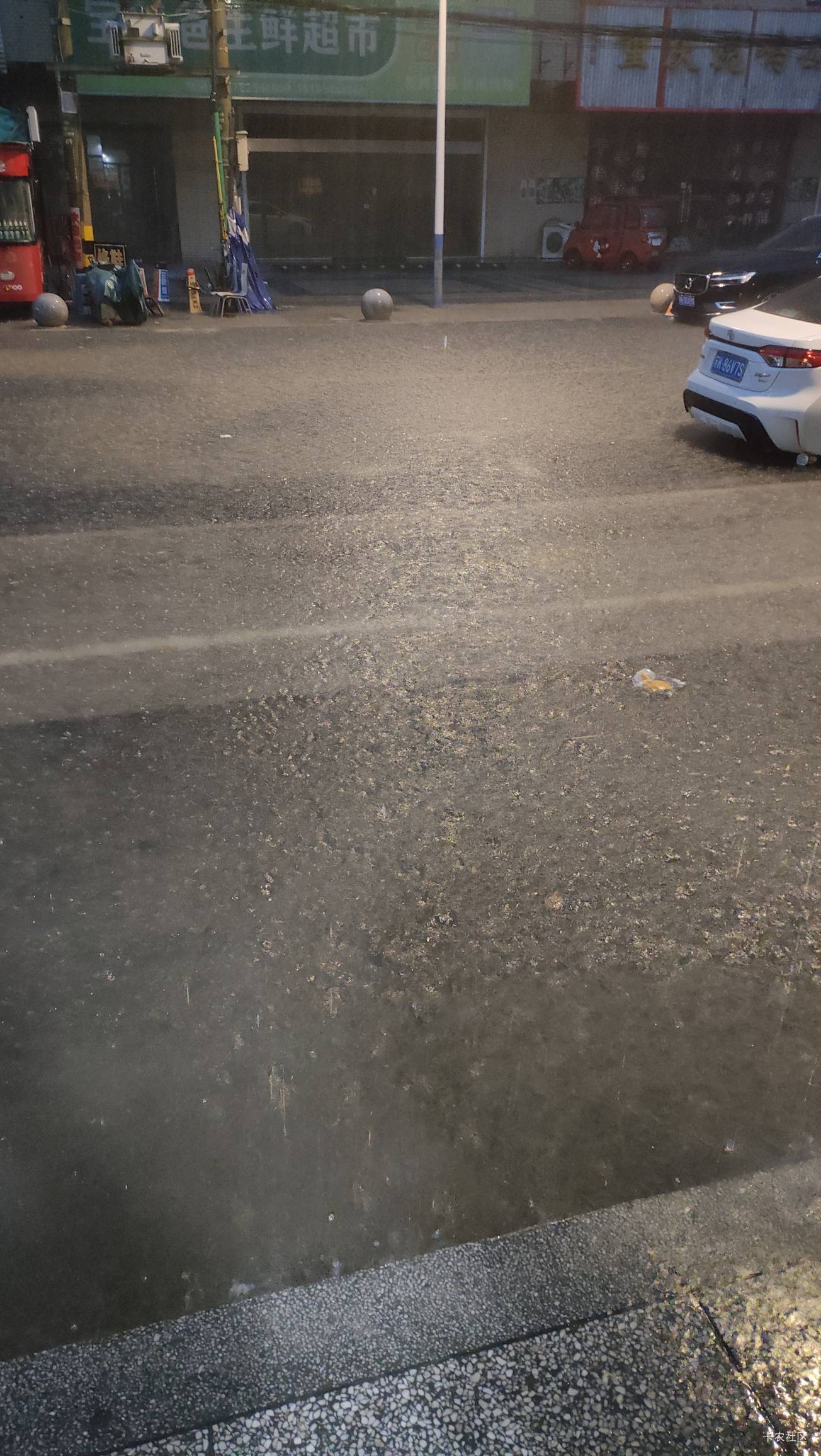江苏这雨下的，害的我公园都睡不了，躲在厕所门口避雨

65 / 作者:释迦牟尼 / 