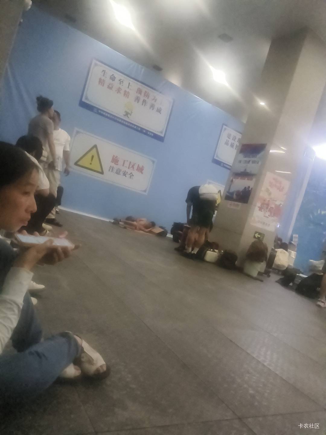 我去，老哥们到了长沙火车站。这里空调管购，爽歪歪

22 / 作者:我呢我呢手机 / 