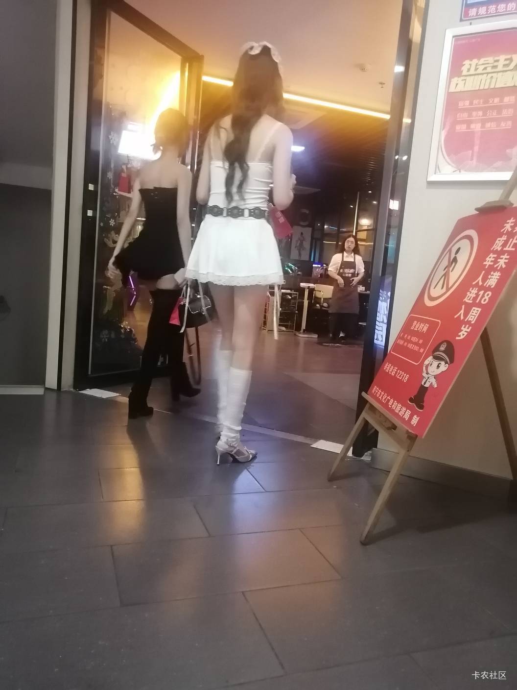 不是哥们，我正挂壁着呢，给我来这个？！这谁顶得住，网管妹子看到这两组合也傻眼了

95 / 作者:慢慢划水上岸中 / 