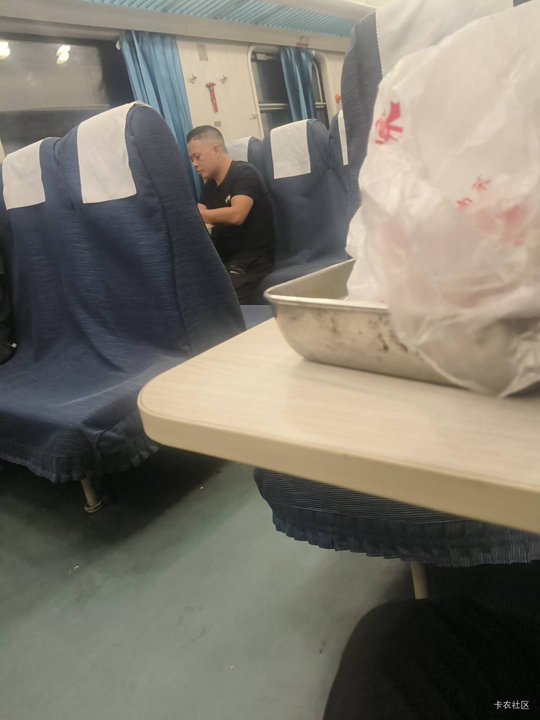 今天火车上空位挺多，平常基本都是爆满

50 / 作者:我呢我呢手机 / 