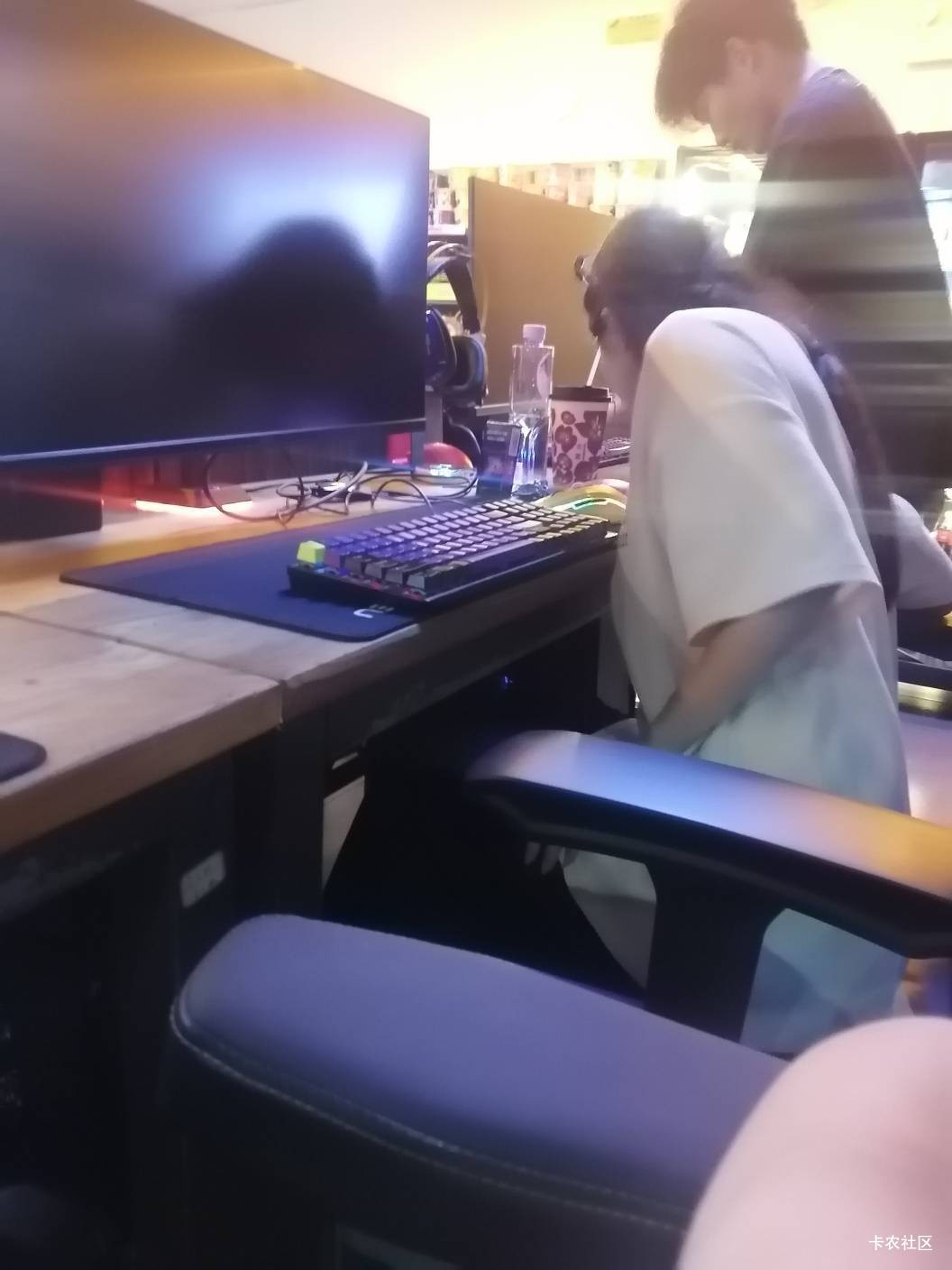 老哥们，真的最近这几天老是有女的做我旁边，我只想好好的通宵排位的。我还是楚南，那66 / 作者:卡农最后一位帅哥 / 