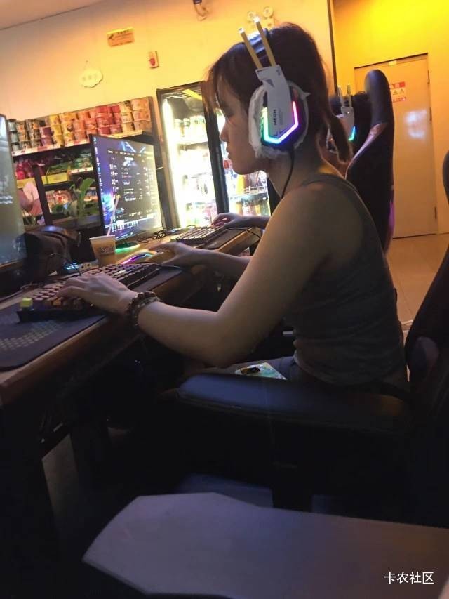 老哥们，真的最近这几天老是有女的做我旁边，我只想好好的通宵排位的。我还是楚南，那65 / 作者:卡农最后一位帅哥 / 