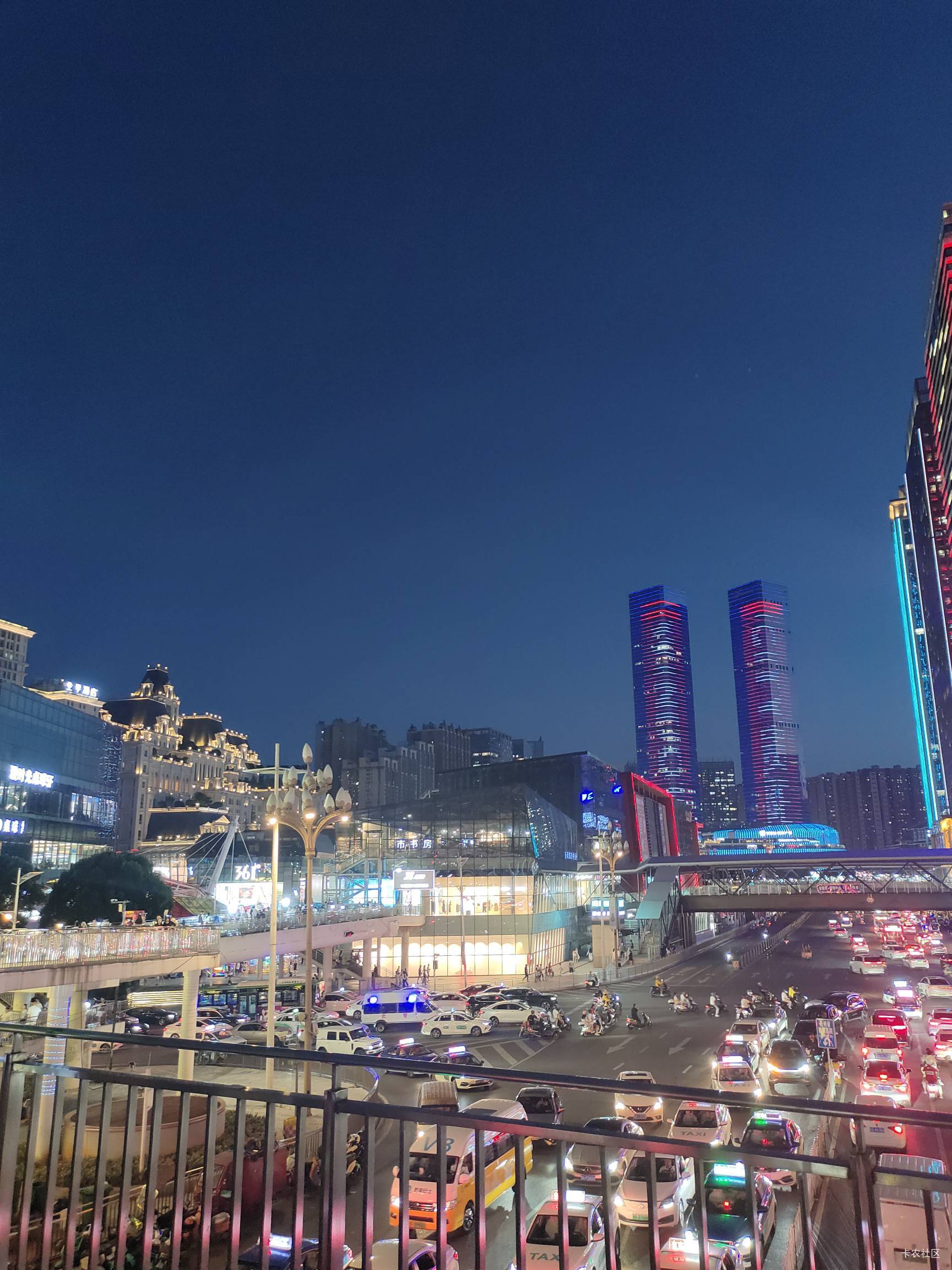每次来贵阳都是住花果园，这里太热闹了，很有烟火气，夜景也不错


70 / 作者:菲菲飞呀飞 / 