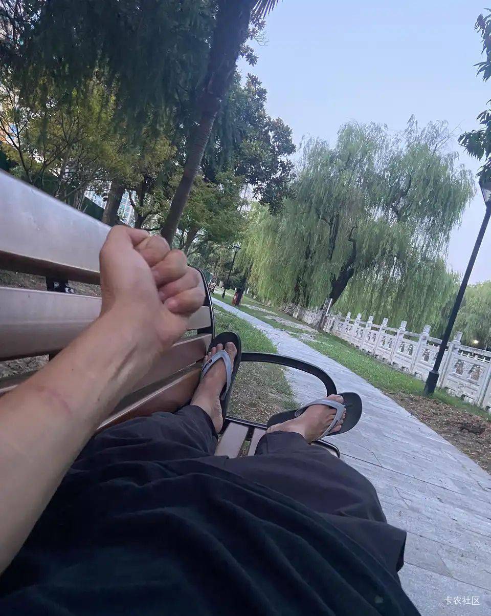 还是活成自己讨厌的样子
现在连泡面都买不起了，自己好没用
夜里睡公园躺椅上，蚊子咬48 / 作者:巴斯特的歌谣 / 