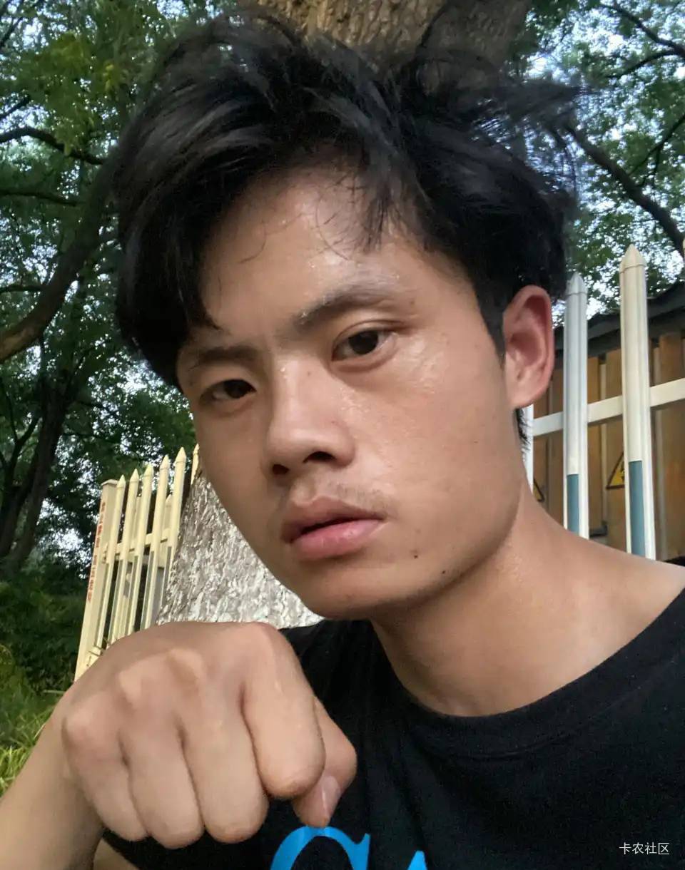 还是活成自己讨厌的样子
现在连泡面都买不起了，自己好没用
夜里睡公园躺椅上，蚊子咬98 / 作者:巴斯特的歌谣 / 