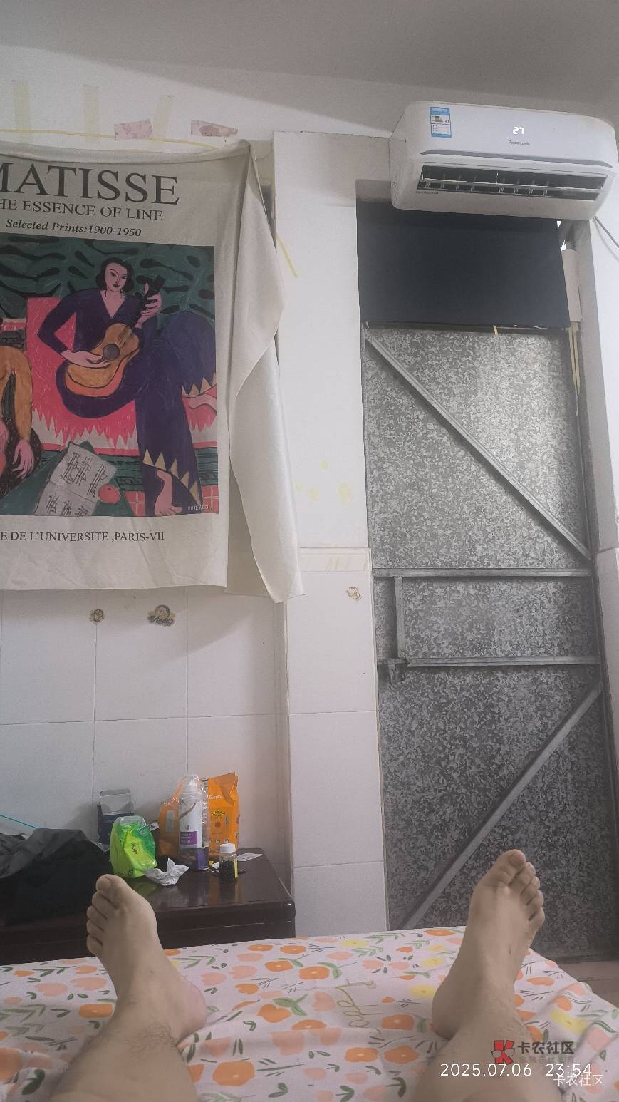 羊毛彻底废了，现在天天除了躺平。十几天没收入了，天天几个馒头一瓶水。27 / 作者:下岭贝瘫痪老哥 / 