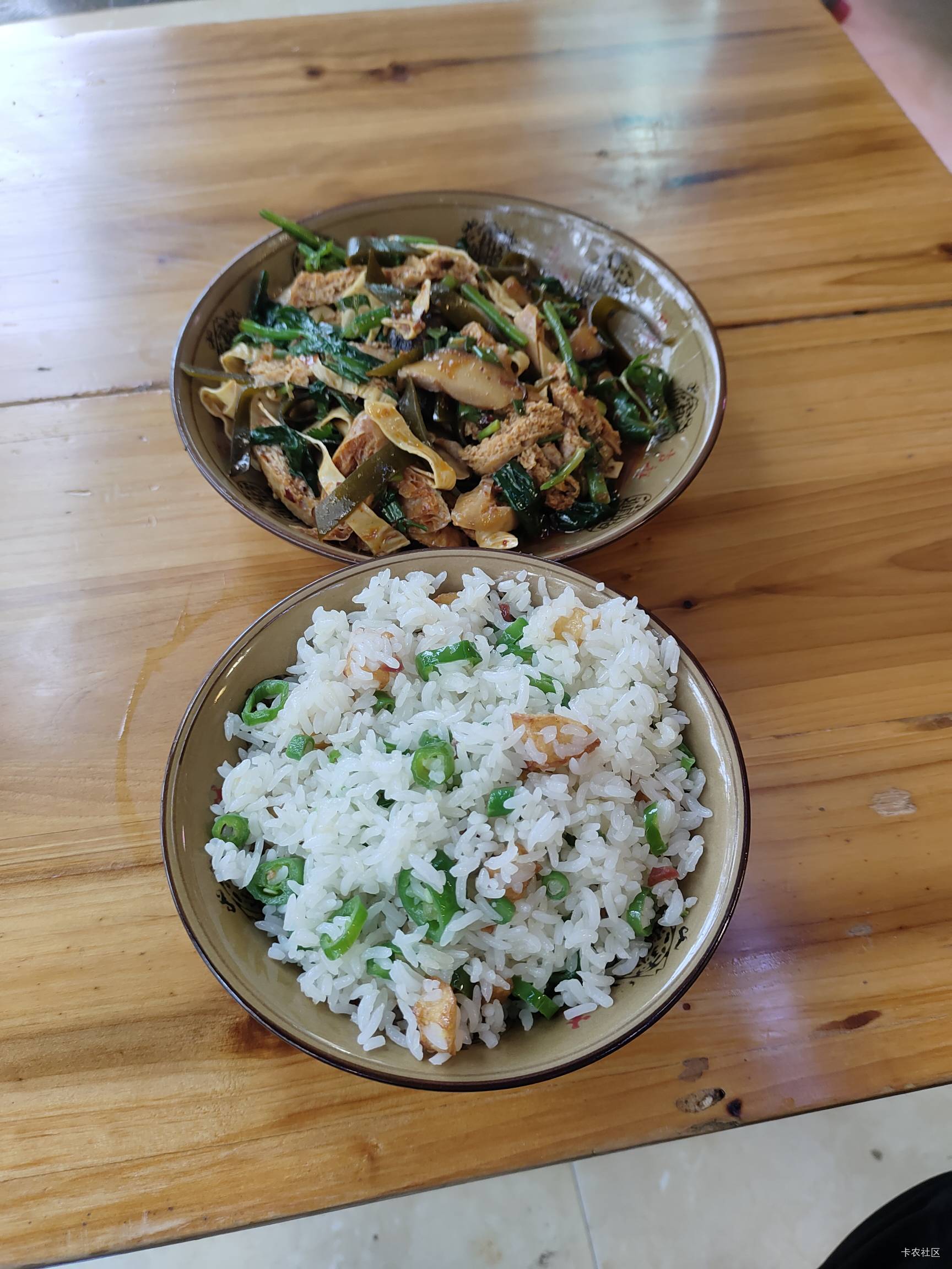 铜锅洋芋饭，挺好吃

7 / 作者:菲菲飞呀飞 / 