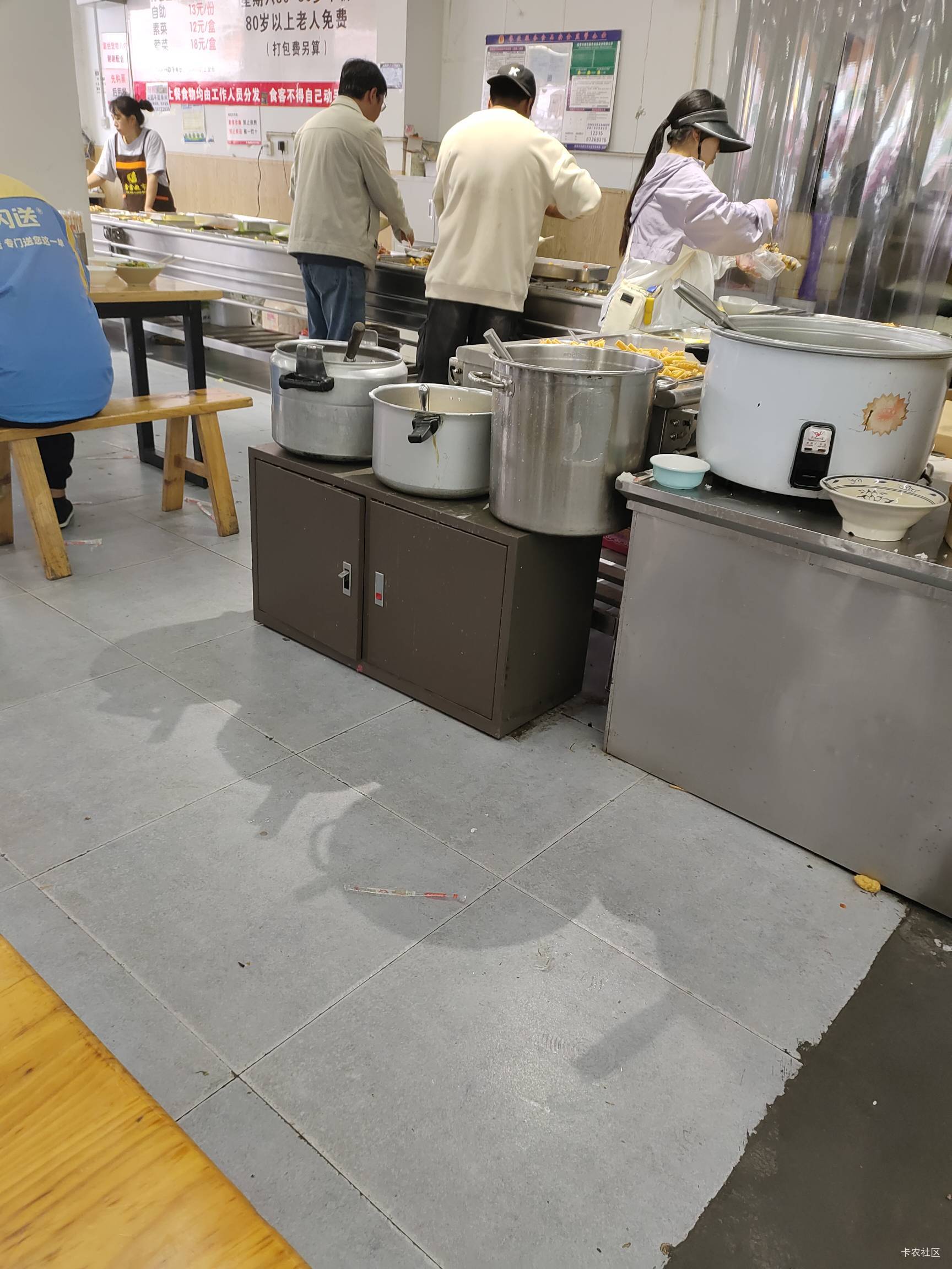刚找了个13毛自助餐属实把我吃撑了，20多种菜自己随便拿，60-80岁半价，80以上免费


8 / 作者:菲菲飞呀飞 / 