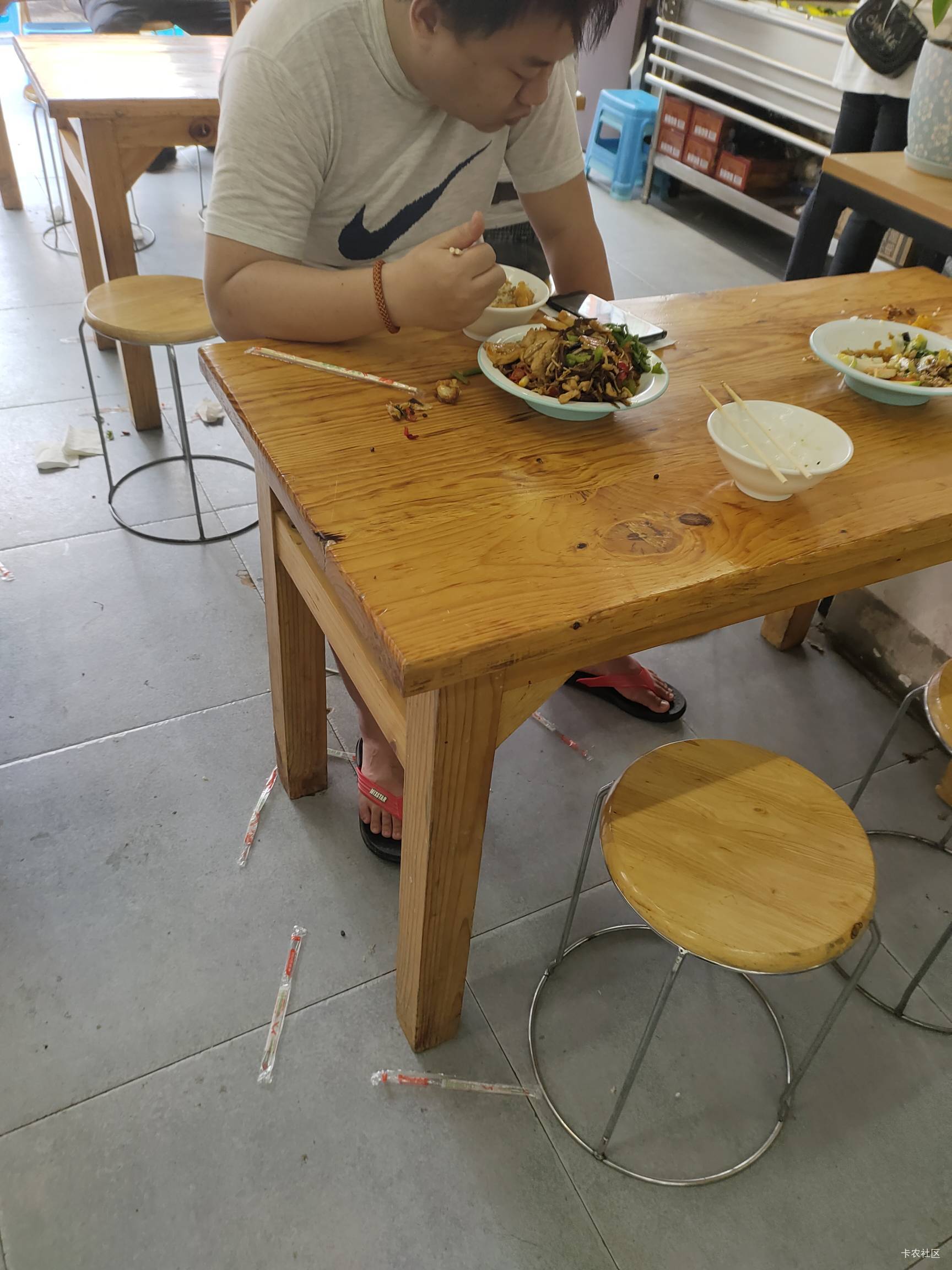 刚找了个13毛自助餐属实把我吃撑了，20多种菜自己随便拿，60-80岁半价，80以上免费


16 / 作者:菲菲飞呀飞 / 