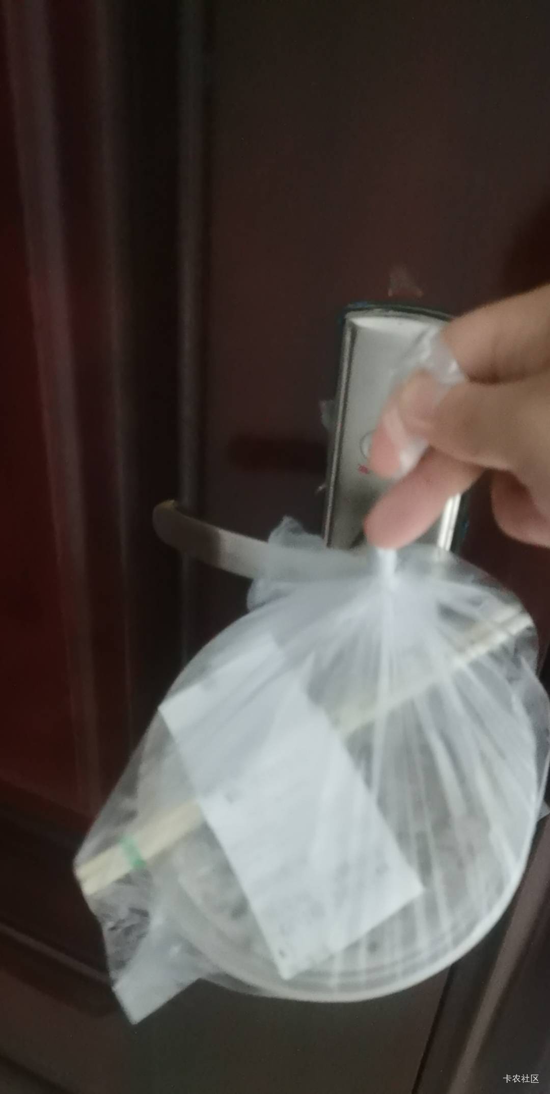 老哥们咋办，出来拿个外卖按电梯，回来一看风太大自动把门关上了

68 / 作者:五斗金库 / 