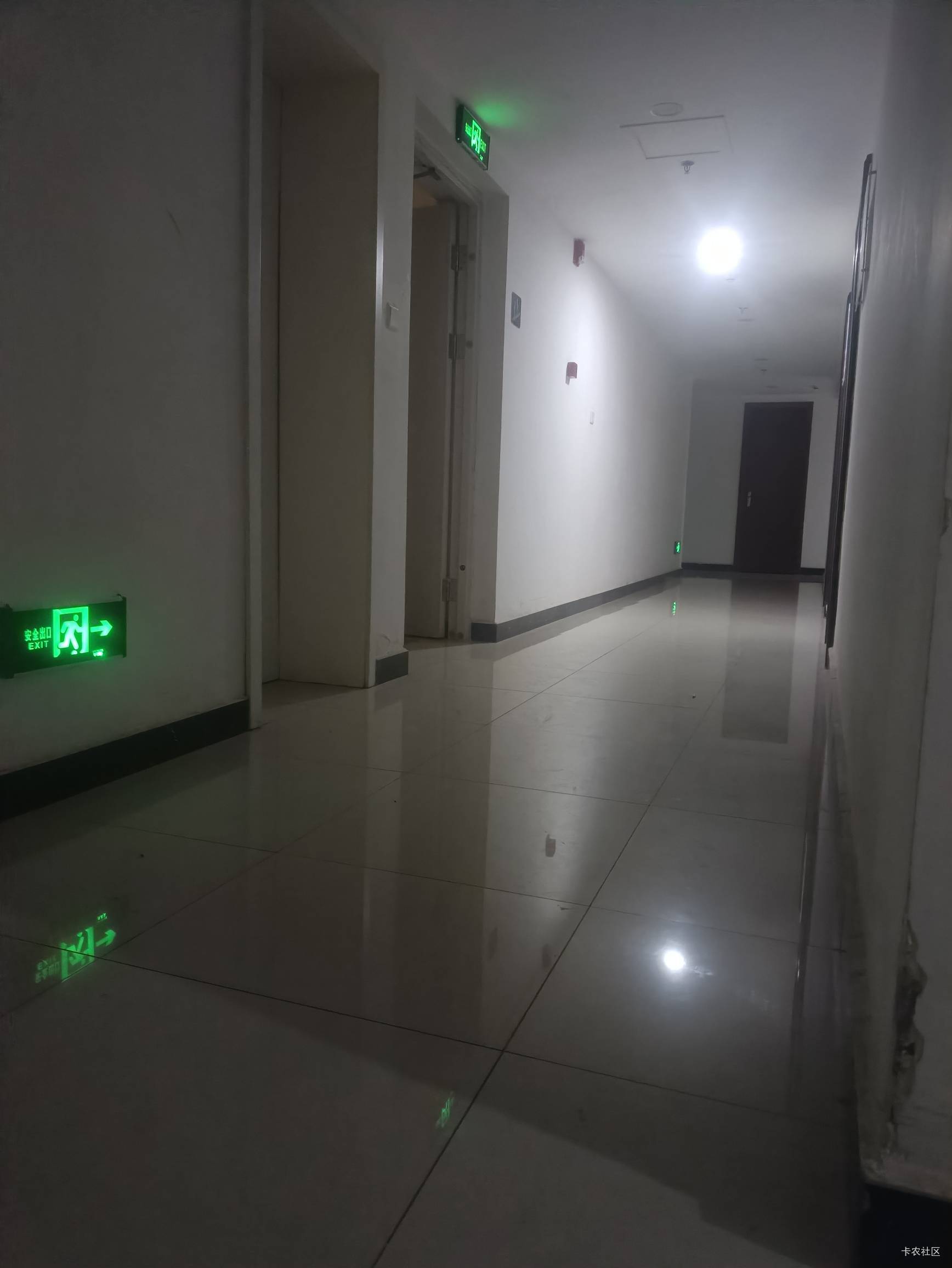 挂壁在楼道

64 / 作者:包根龙. / 