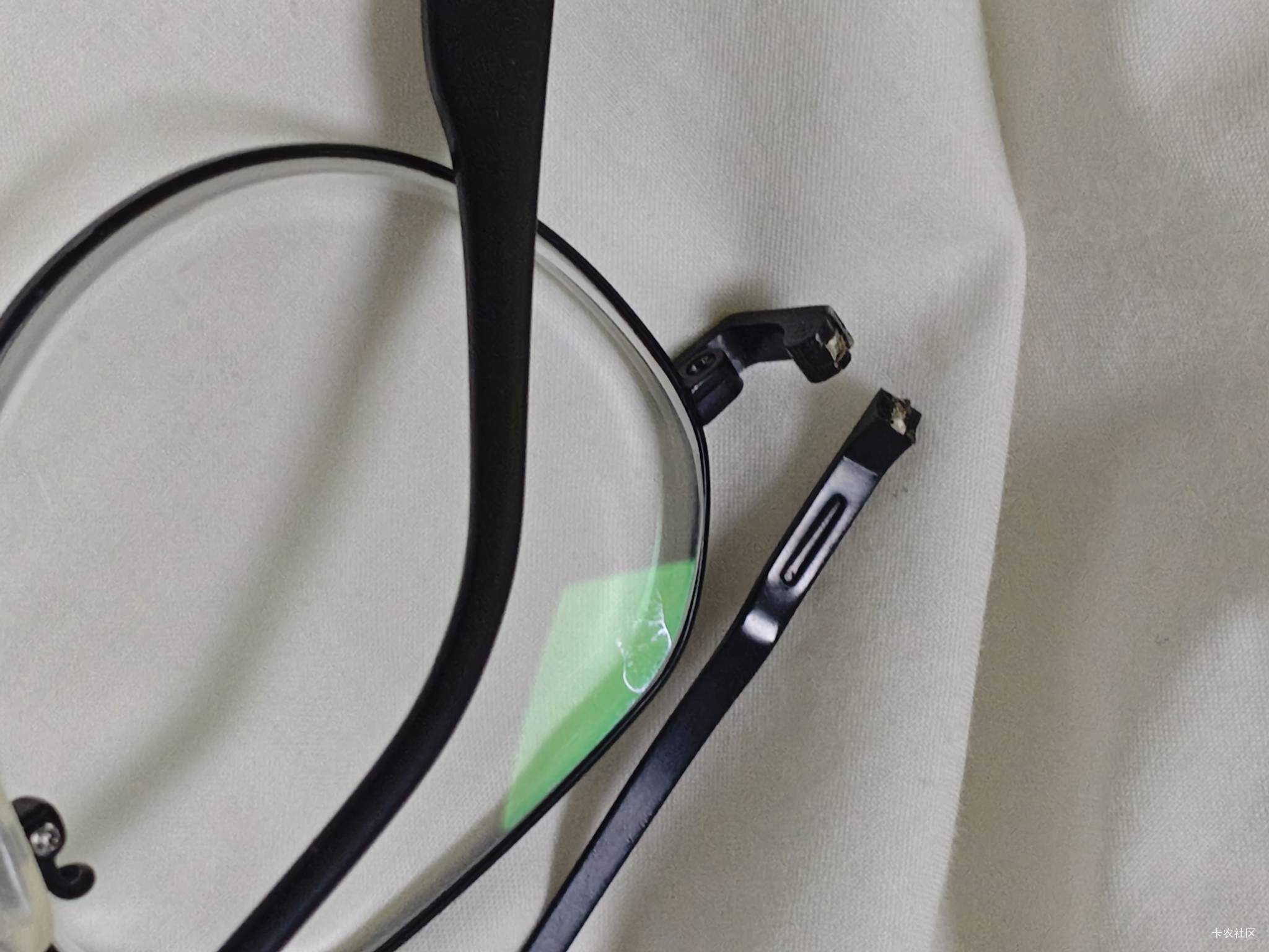 老哥们眼镜这里断了咋办，主要我还没钱换新的眼镜

27 / 作者:夞蕤毂㝶 / 