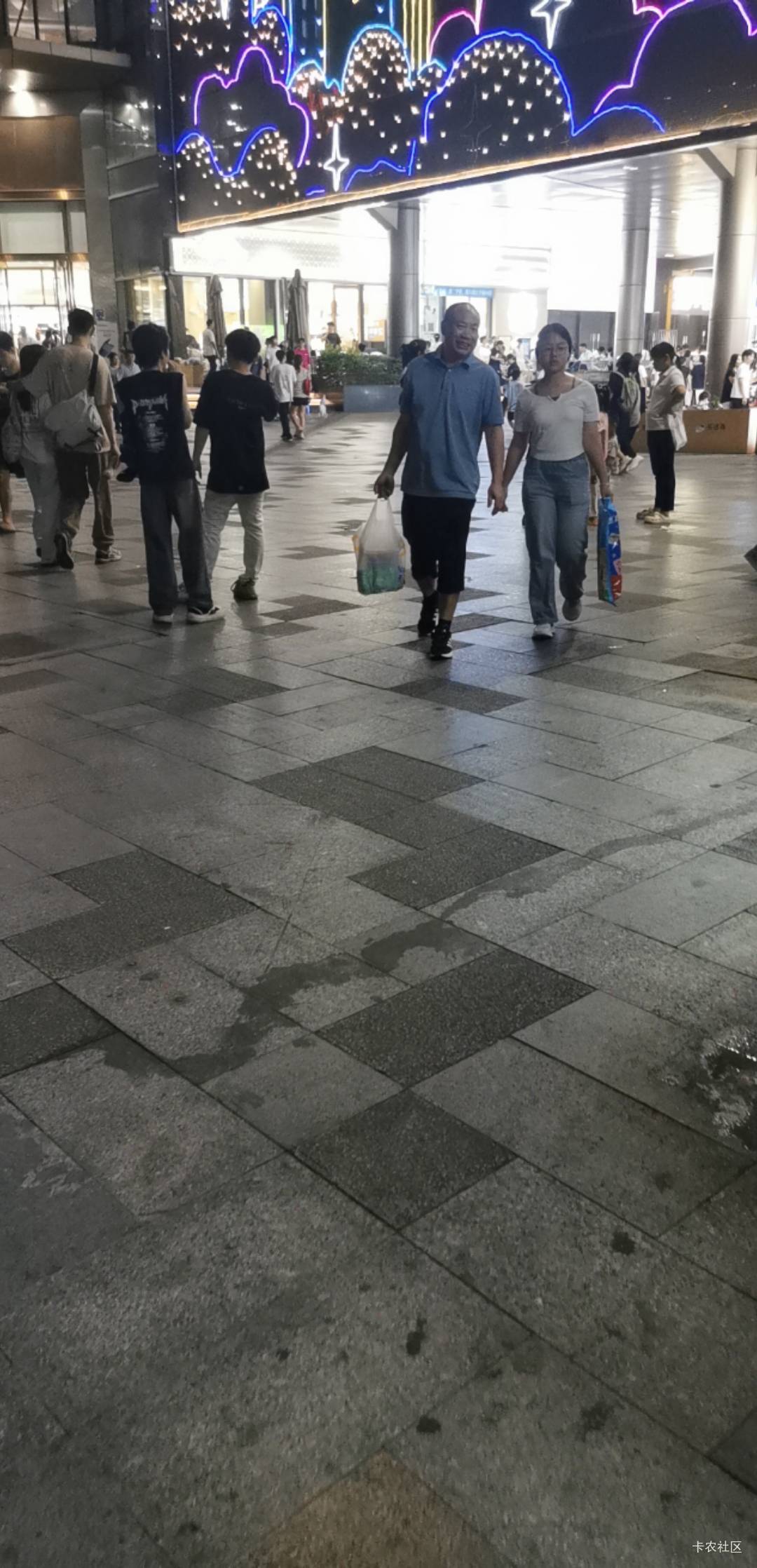 好多年没有晚上过来陈江，你嘛天益城那么多人？密密麻麻的，白天打螺丝下班拼命消费？52 / 作者:卡卡卡卡夫 / 