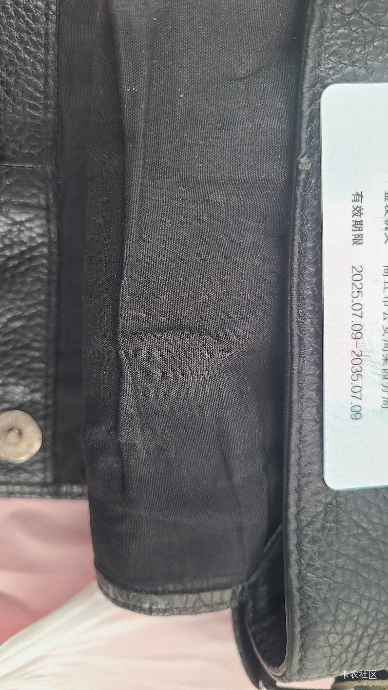 这么笨的人，七月份办的，八月一号就丢在草丛里了。等了一个小时，没见人回来找。

7 / 作者:莫大先生 / 