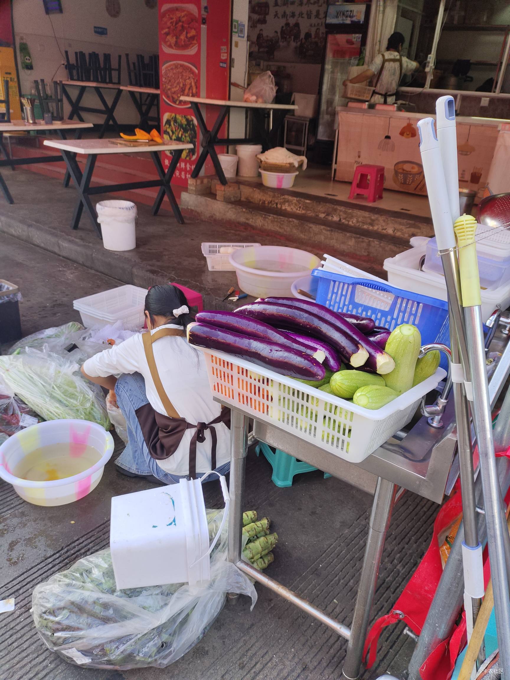 之前听说很多餐馆蔬菜都不洗直接炒，刚路过13毛快餐店茄子黄瓜辣椒都在用水洗，这真干41 / 作者:菲菲飞呀飞 / 
