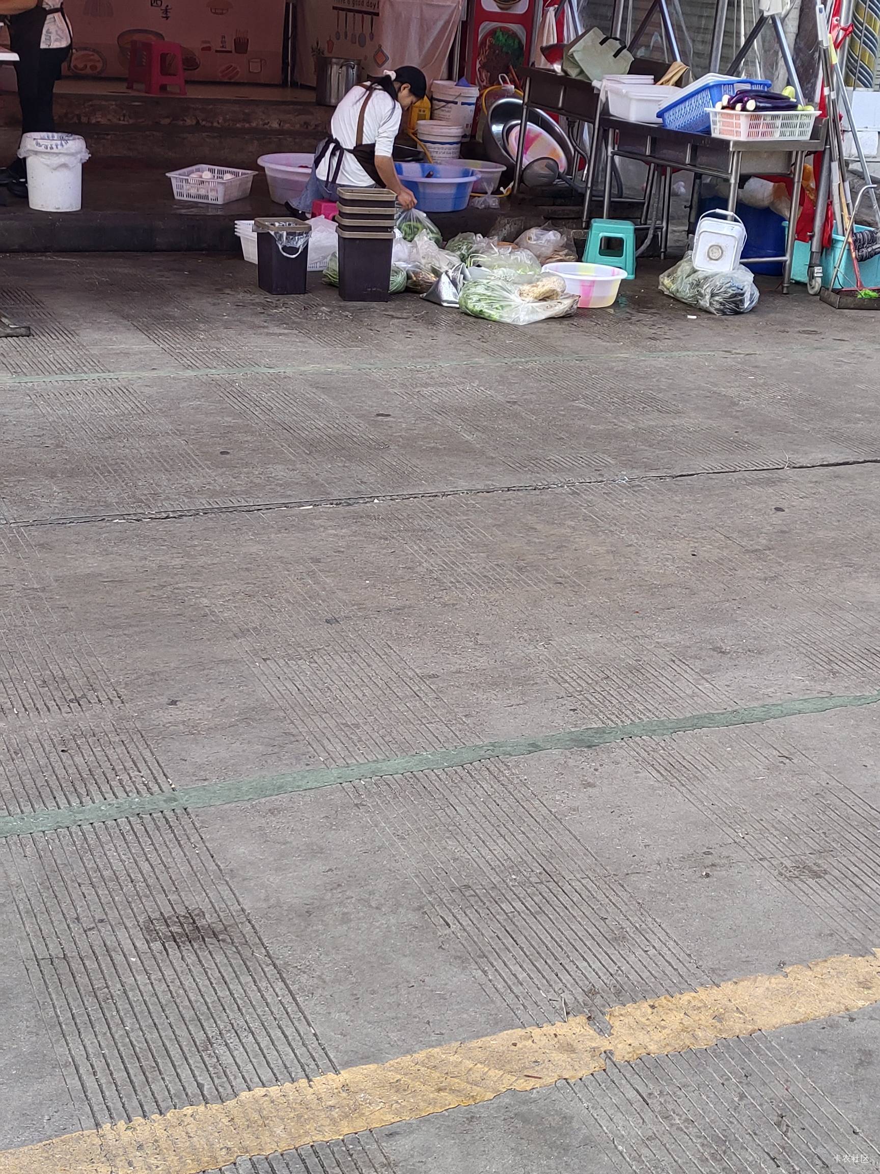 之前听说很多餐馆蔬菜都不洗直接炒，刚路过13毛快餐店茄子黄瓜辣椒都在用水洗，这真干95 / 作者:菲菲飞呀飞 / 
