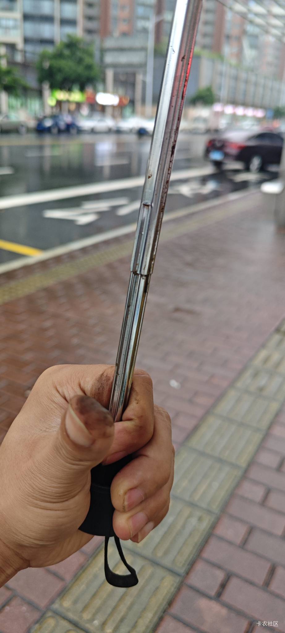 劳资京东50块钱买的天堂雨伞居然这么lj，外面下雨雨伞里面漏水，支架生锈，手握住手里2 / 作者:卡农豆包 / 