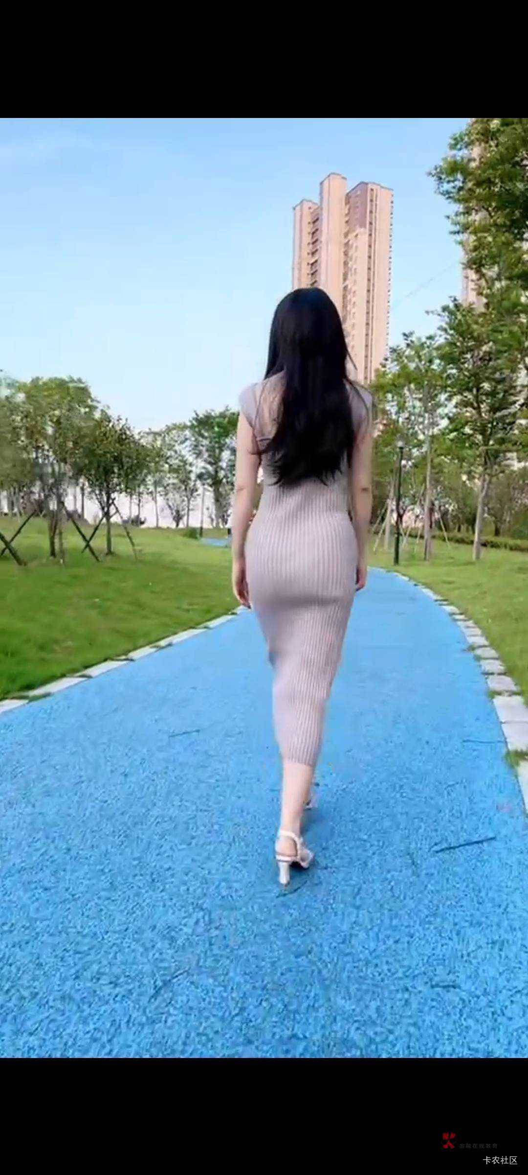 早上起来没烟抽，憋死了，一会只能把烟灰缸翻一翻了，整几个烟头，昨晚睡觉没起来，没40 / 作者:瘸腿仙狐蓝雨亮 / 