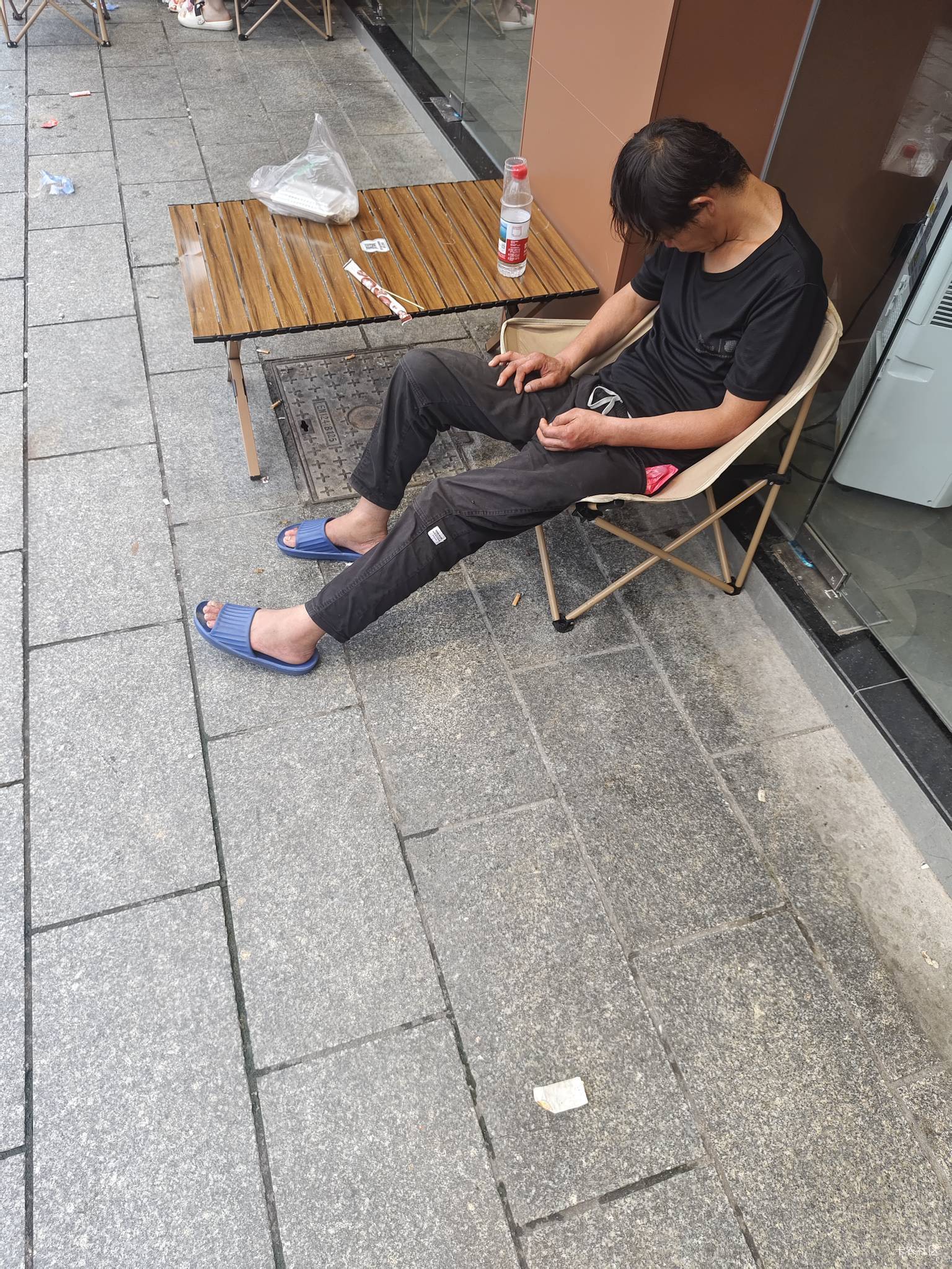 哪位老哥挂壁在奶茶店门口了

58 / 作者:元小号 / 