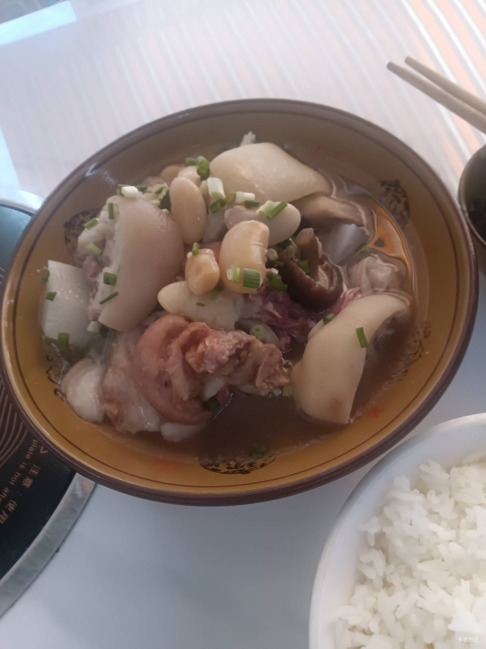 这才叫蹄花饭。昨天那个肥不隆冬的

44 / 作者:yb230102 / 