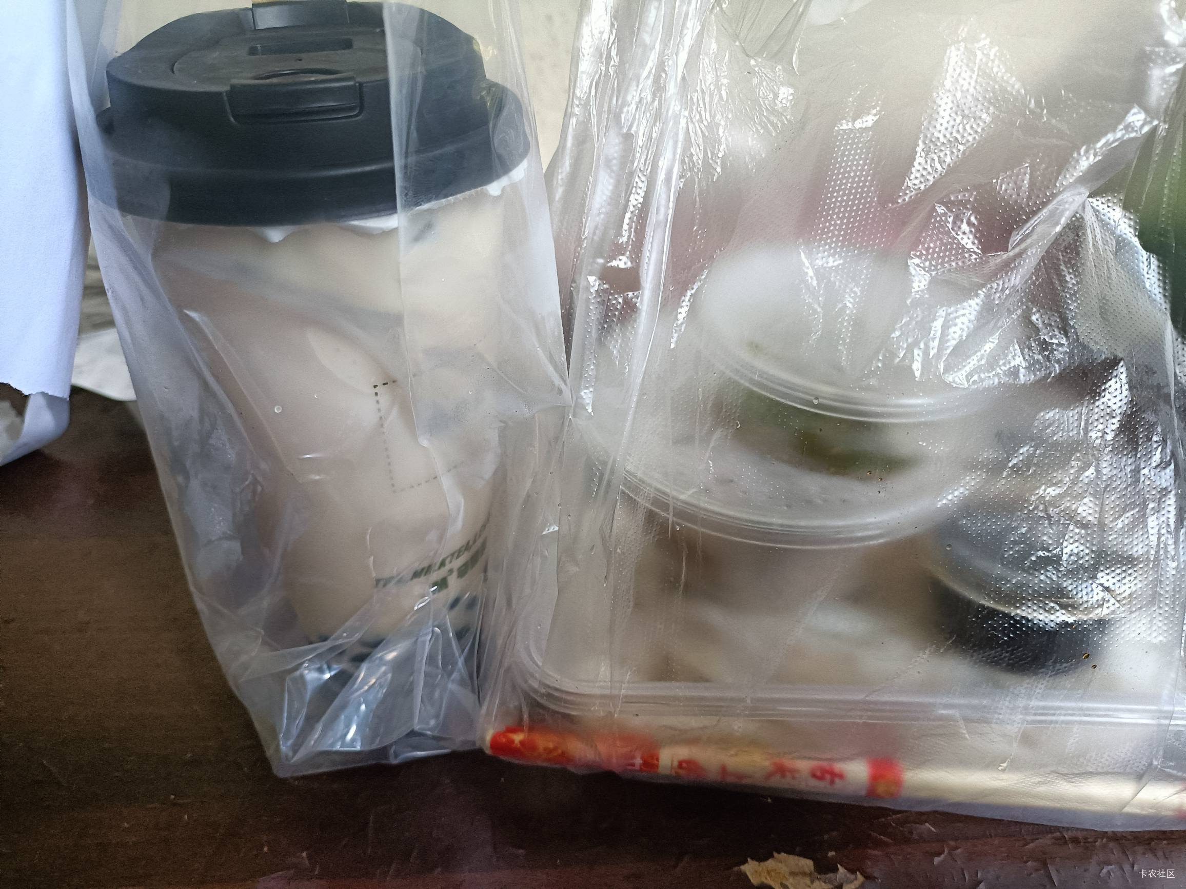 老哥们今天也吃得挺好吧?这是我的午饭，两份肉肠粉，一粉肉丸一份排骨加一杯黑糖波波63 / 作者:舔歪了 / 