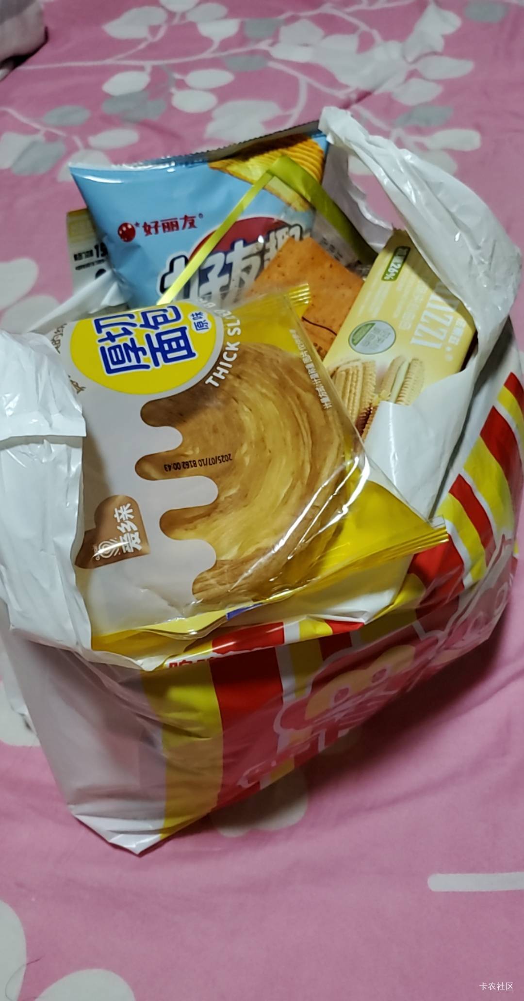 资本家是真怕我饿着，这么一大袋零食美团上卖只要7块不到，实体店去买没个三四十买不87 / 作者:小谦谦 / 