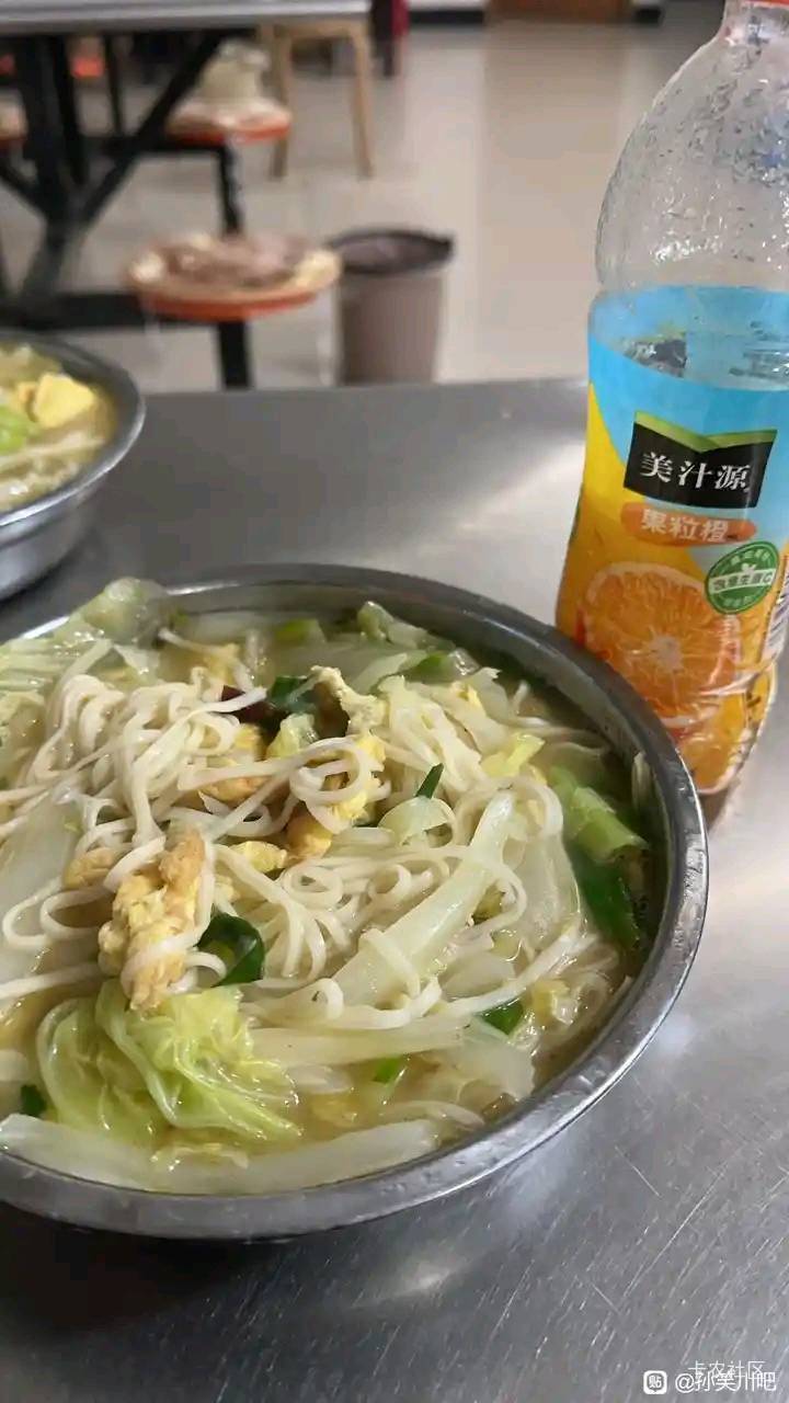 我是一名劳务市场的三和大神，干一天躺十天，晚上睡在公园里，一天就吃一顿饭，四个馒49 / 作者:好好做个卡农人 / 