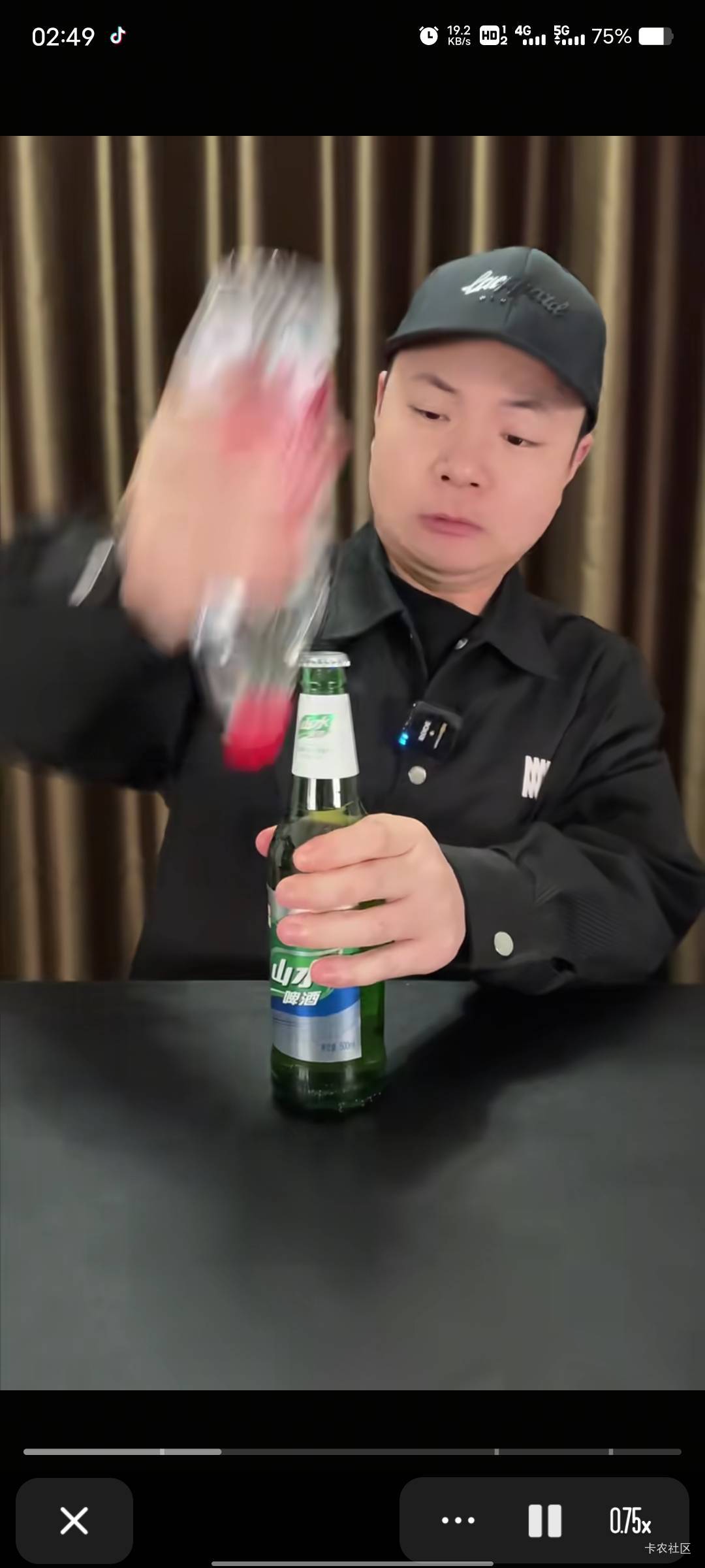 大晚上点个烧烤竟然给我送瓶装啤酒，不敢用牙咬，在抖音上看了一遍用矿泉水瓶开瓶盖竟22 / 作者:菲菲飞呀飞 / 