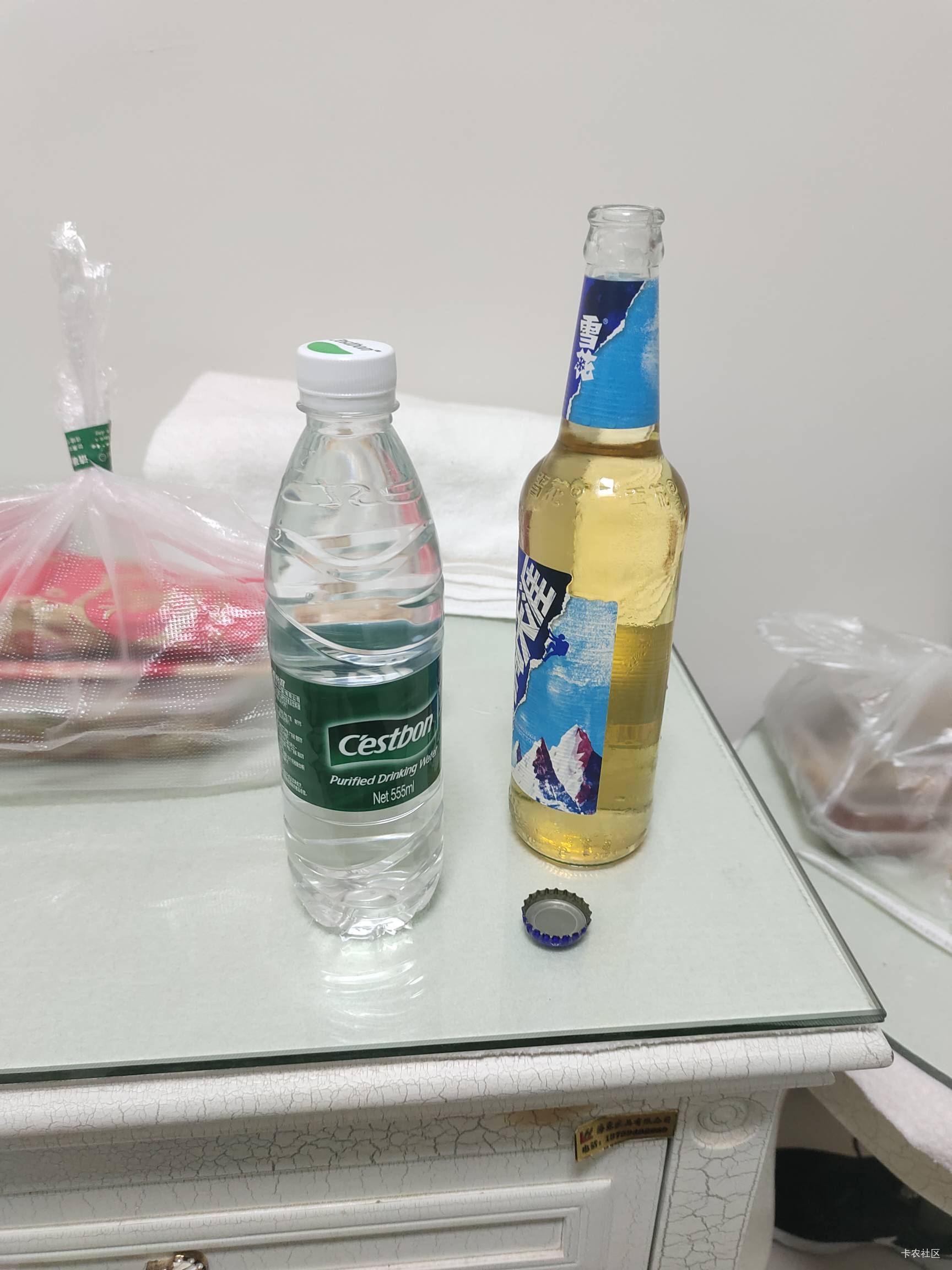 大晚上点个烧烤竟然给我送瓶装啤酒，不敢用牙咬，在抖音上看了一遍用矿泉水瓶开瓶盖竟41 / 作者:菲菲飞呀飞 / 