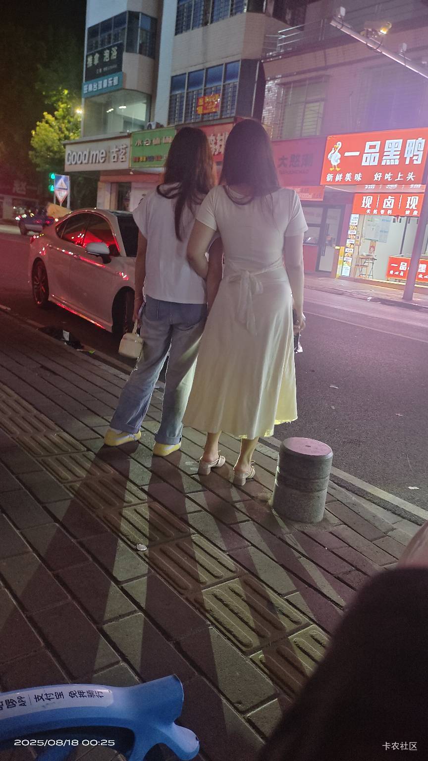 跟两个女孩出来吃夜宵，叫一个来了两个一点办法都不给我

60 / 作者:卡农最后一位帅哥 / 