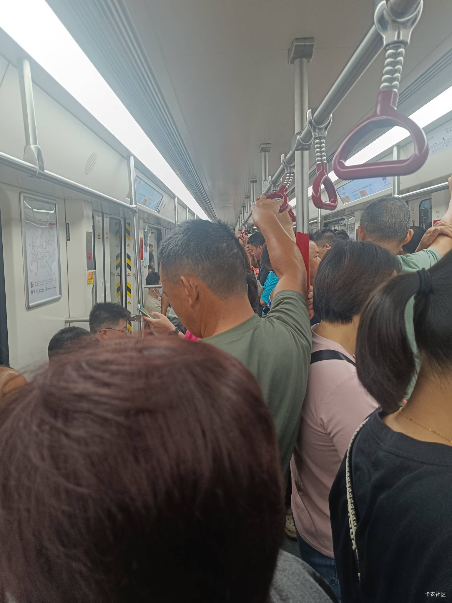 6点出发的去南沙开东莞农商老哥们早上那么多人在地铁。


99 / 作者:开弓没有回头箭 / 