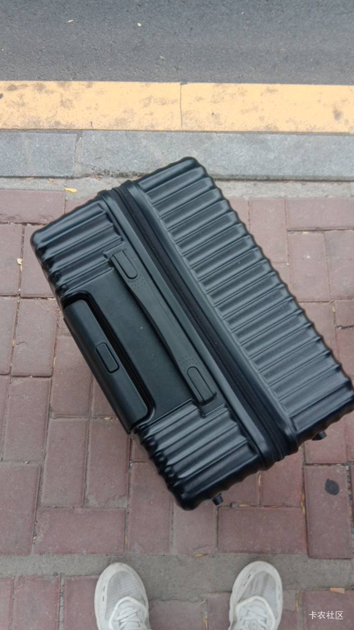 在家里各种被骂，一气之下拿着行李就走了。身上还有12块钱，挂壁在火车站。

33 / 作者:mmmmkbh / 